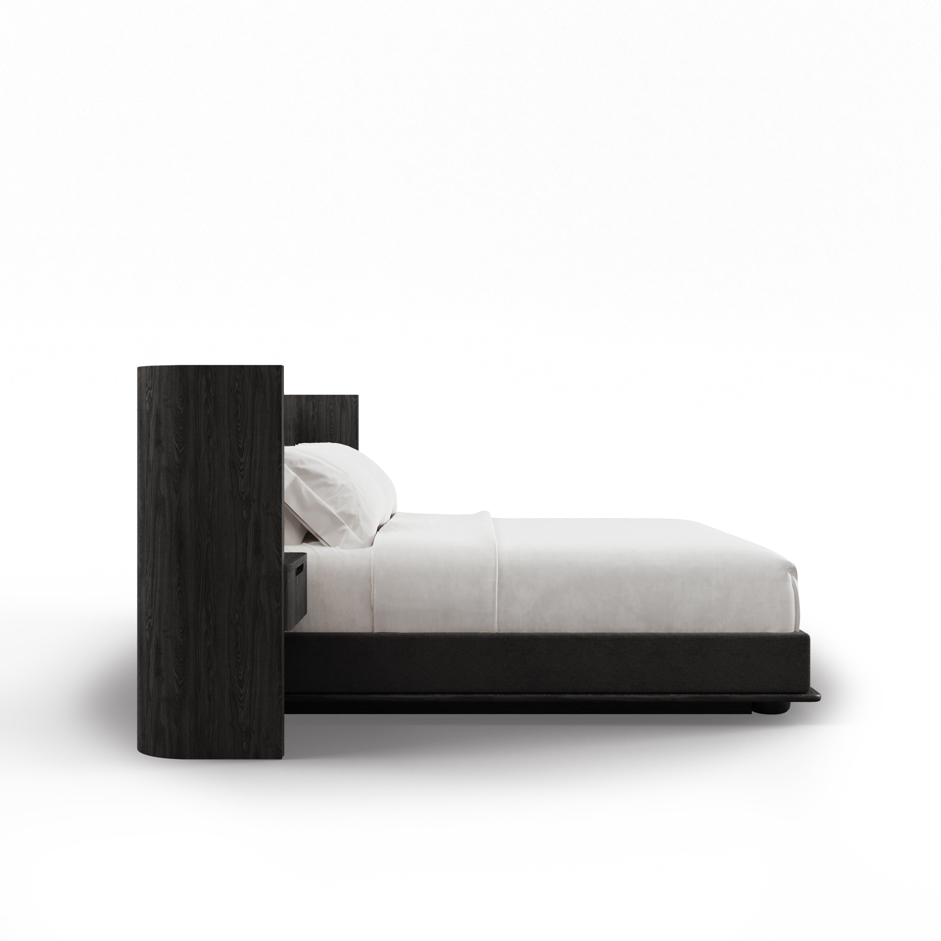 Le Lit Essence avec tables de nuit | Onyx de Humble Nature Design présente une tête de lit et une base en bois massif de chêne rouge foncé, une literie blanche et un look minimaliste, présenté de côté sur un fond blanc uni.
