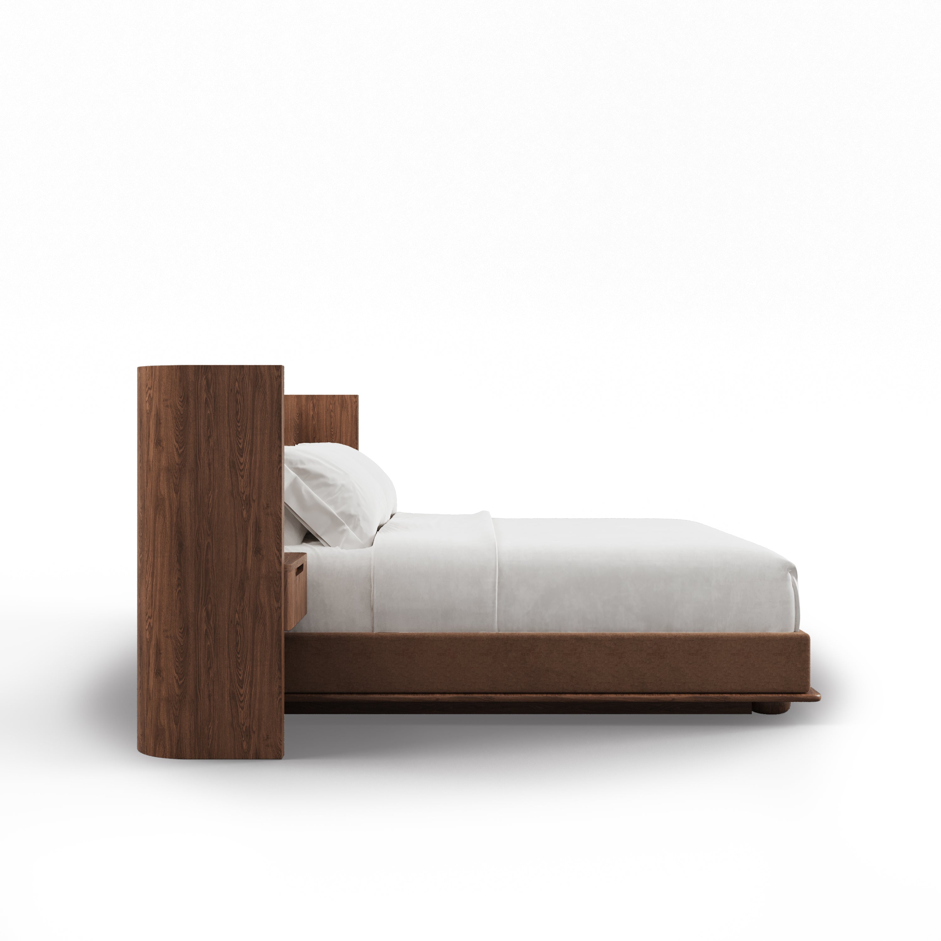 Vue latérale du Lit Essence avec tables de nuit | PECAN par Humble Nature Design, comprenant une grande tête de lit en chêne rouge, une table de chevet intégrée avec tiroir, une base rembourrée marron et une literie blanche, le tout sur un fond blanc uni.