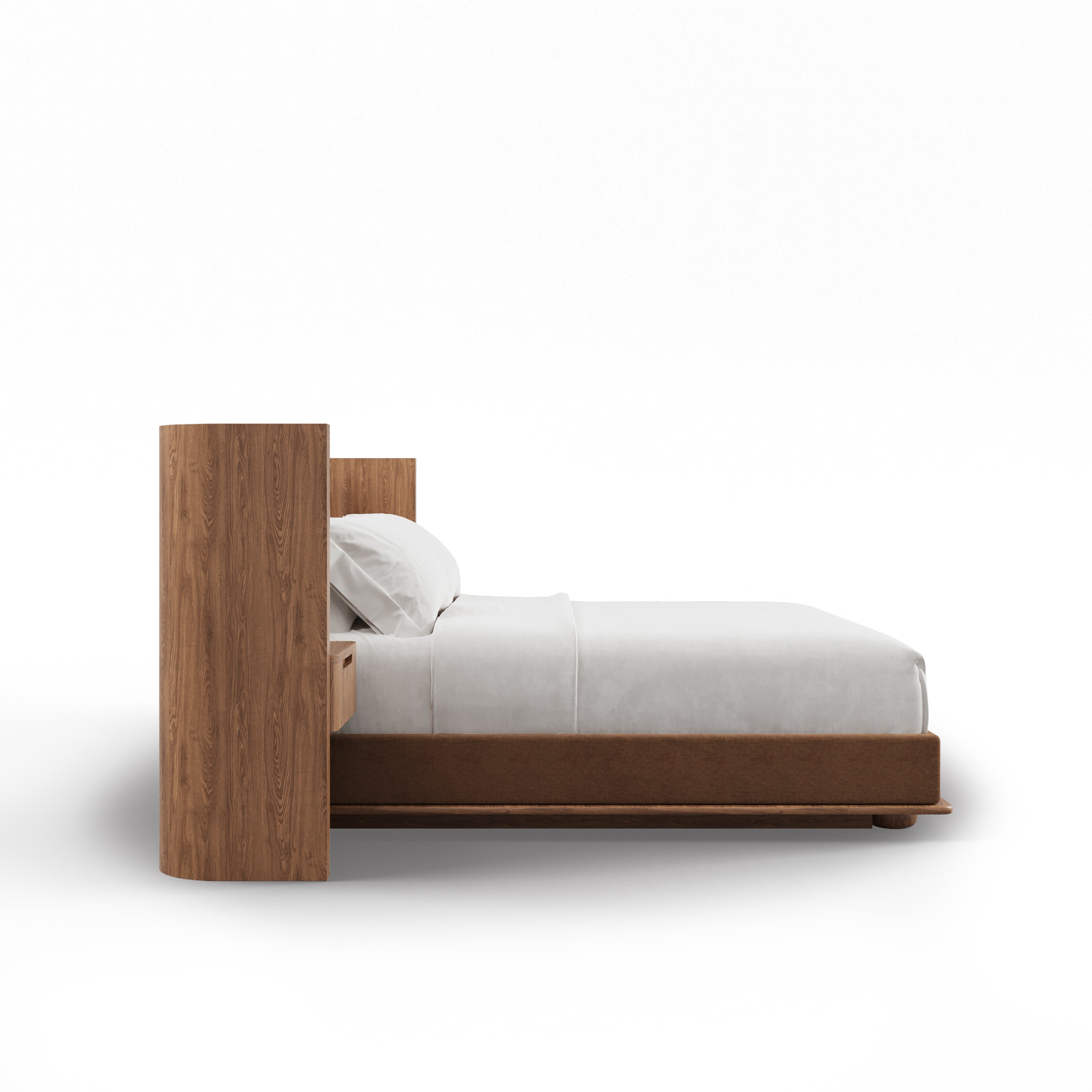 Une vue latérale du Lit Essence avec tables de nuit | SADDLE de Humble Nature Design présente un cadre en chêne rouge, une tête de lit avec étagères intégrées, une literie blanche, une base marron et un design minimaliste sur un fond blanc uni.