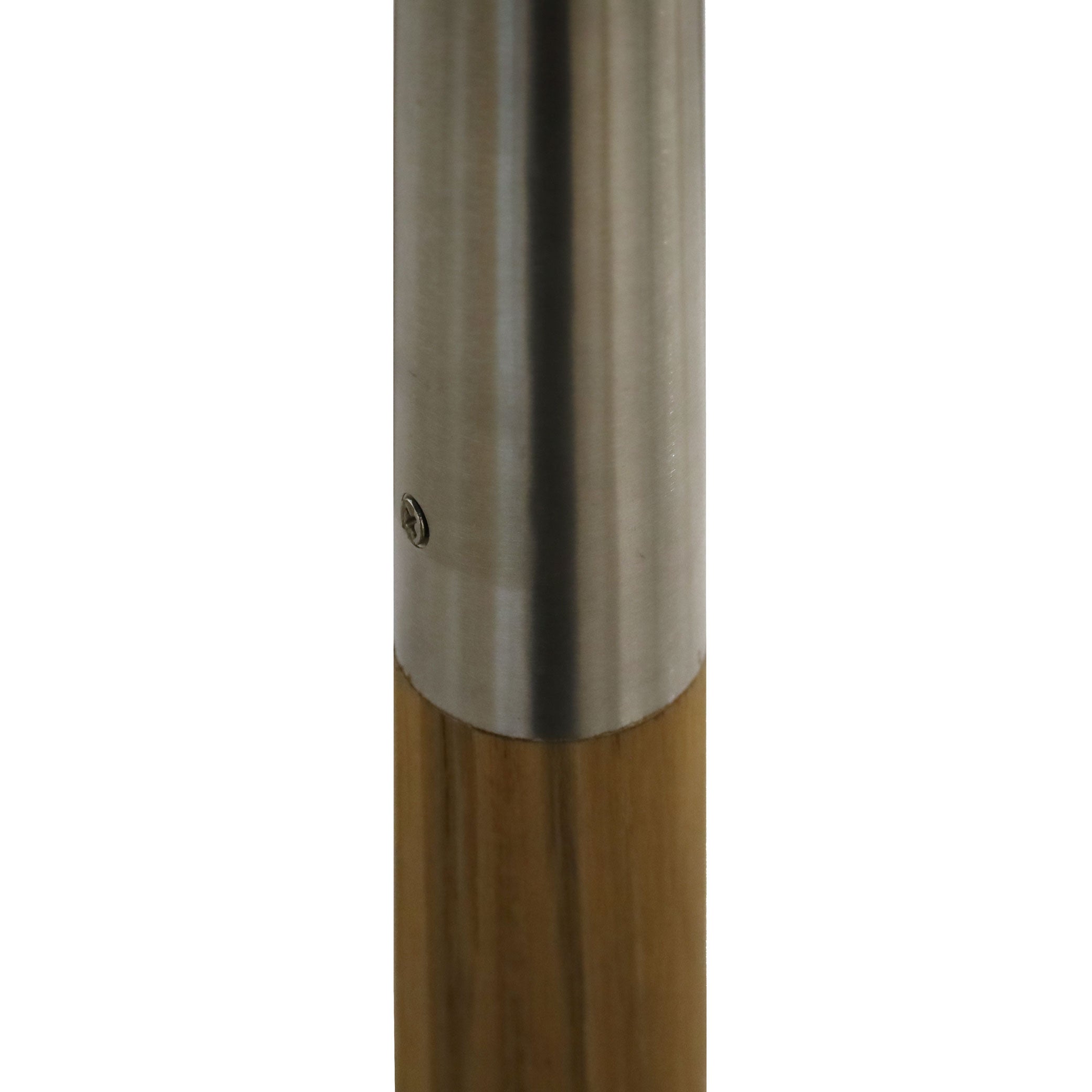 Un gros plan du Parasol carré en bois de teck de Humble Nature montre un connecteur métallique cylindrique brillant près du sommet. Il contraste avec le grain du bois brun en dessous, illustrant un design contemporain.