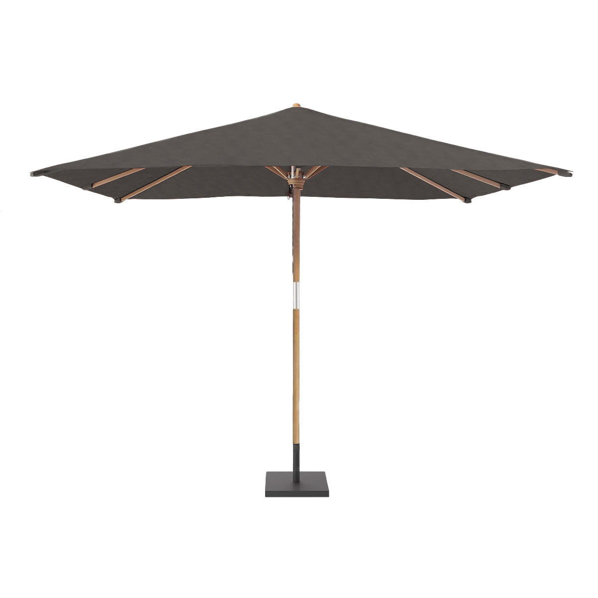 Un grand parasol rectangulaire avec toile gris foncé et mât en bois repose sur le Pied de parasol en aluminium | Slate de Humble Nature. Le parasol ouvert met en valeur son design moderne et minimaliste.