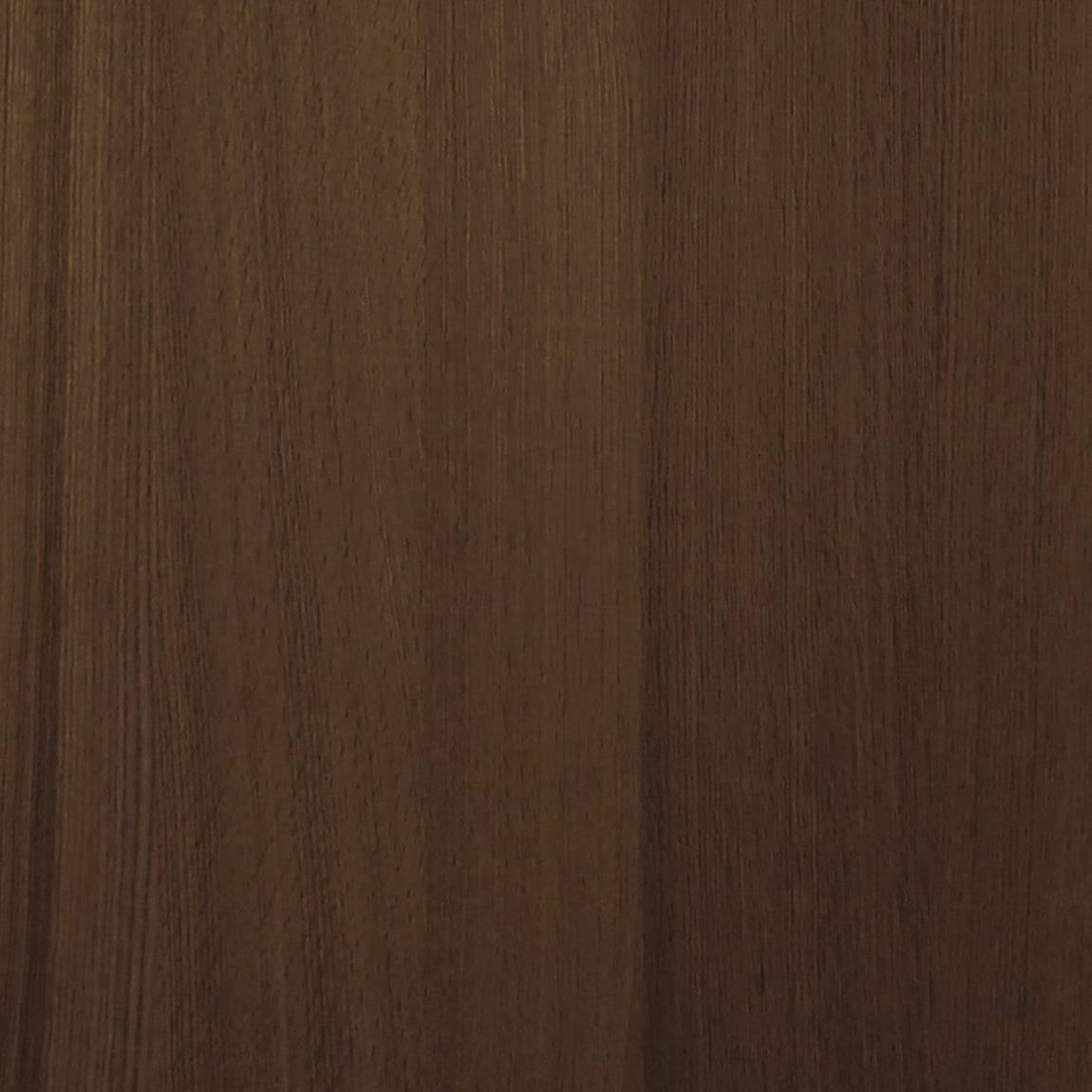 Gros plan sur une surface lisse, brun foncé, dont le grain et la texture sont visibles, évoquant le savoir-faire artisanal classique de Bourassa Bosquet Bachand Porte Pure en chêne rouge placage brossé faux quartier Pecan.