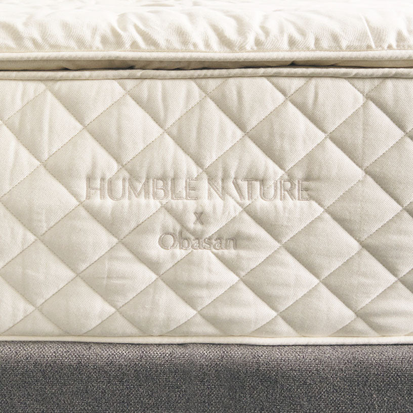 Gros plan sur un matelas matelassé, orné d&