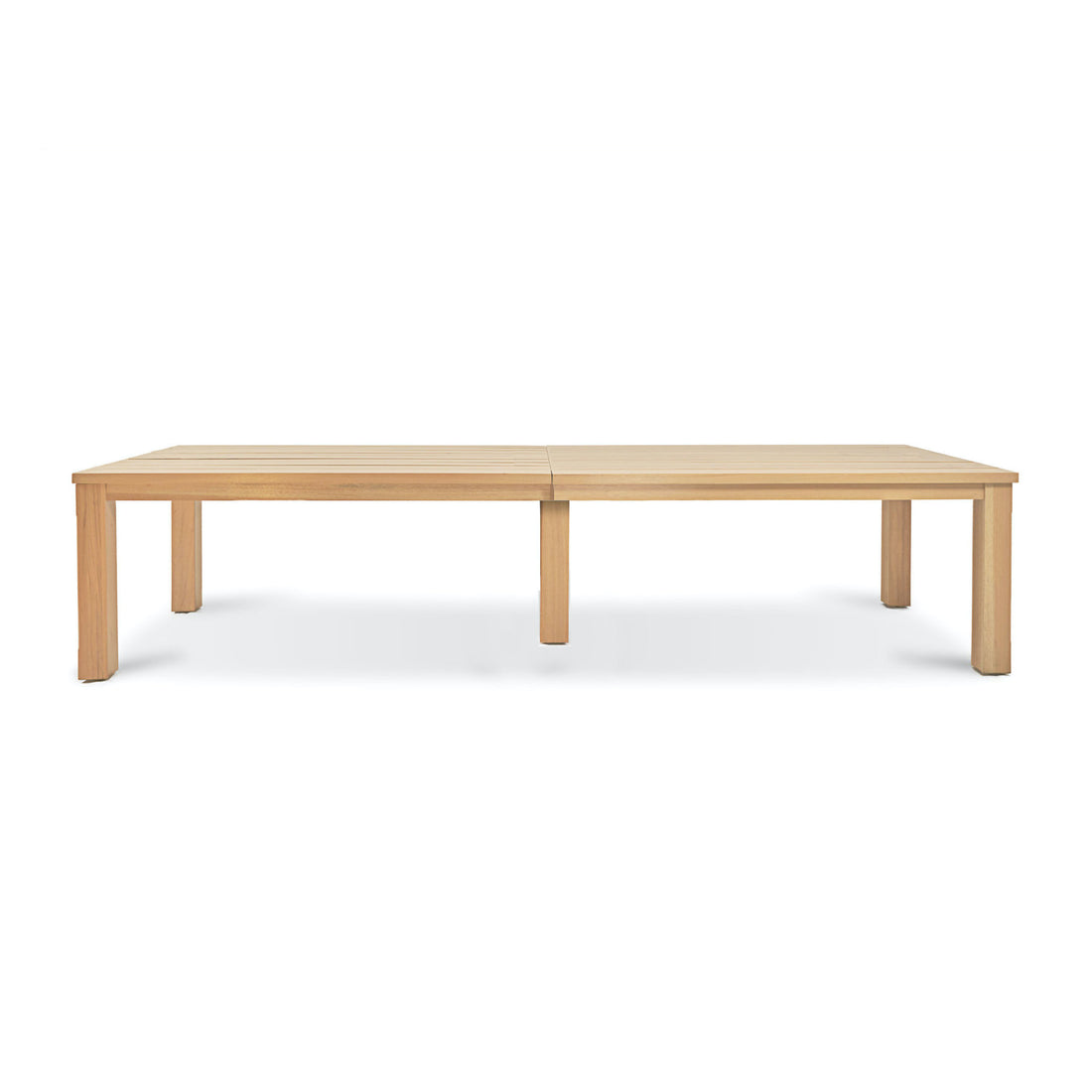 La Table extérieure Vivere 132 │ Naturel de Humble Nature de notre collection écoresponsables présente un design minimaliste avec une finition en bois naturel, un plateau rectangulaire et quatre pieds droits qui complètent parfaitement tout fond blanc uni.