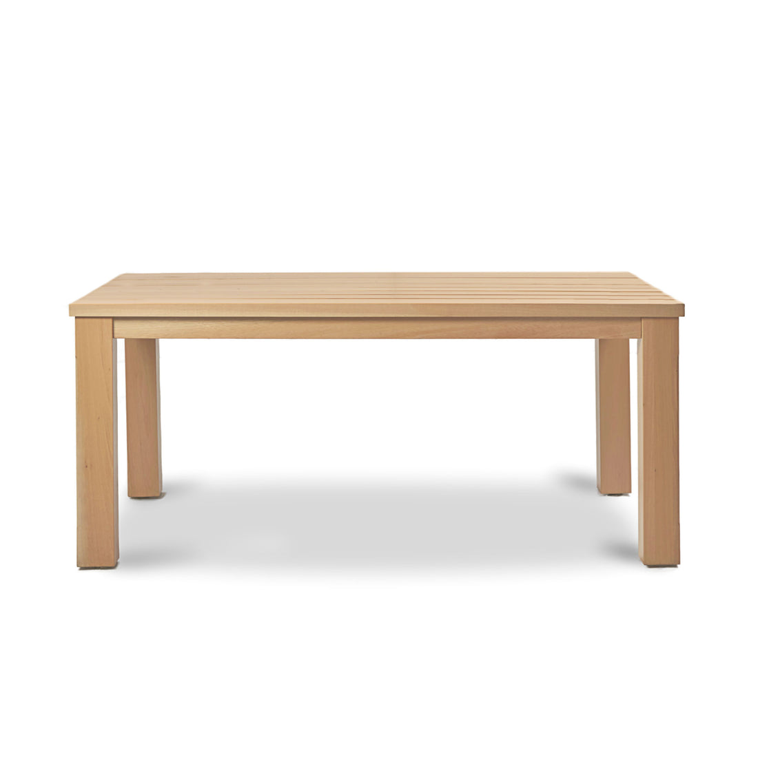 La table extérieure Humble Nature Vivere 66 │ Naturel est une table rectangulaire en bois brun clair au design simple, dotée de quatre pieds robustes et dun dessus lisse. Fabriquée en bois écoresponsable, elle bénéficie dune qualité supérieure et est présentée sur un fond blanc uni.