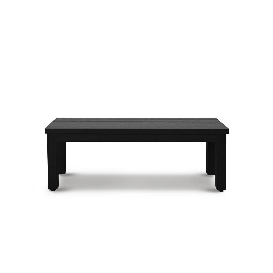 Le « Banc long extérieur en aluminium Vivere » de Humble Nature est une table basse noire épurée au design minimaliste, dotée de pieds robustes et dune surface plane. Parfaite pour les espaces modernes ou contemporains, elle complète à merveille les chaises longues sur un fond blanc uni.