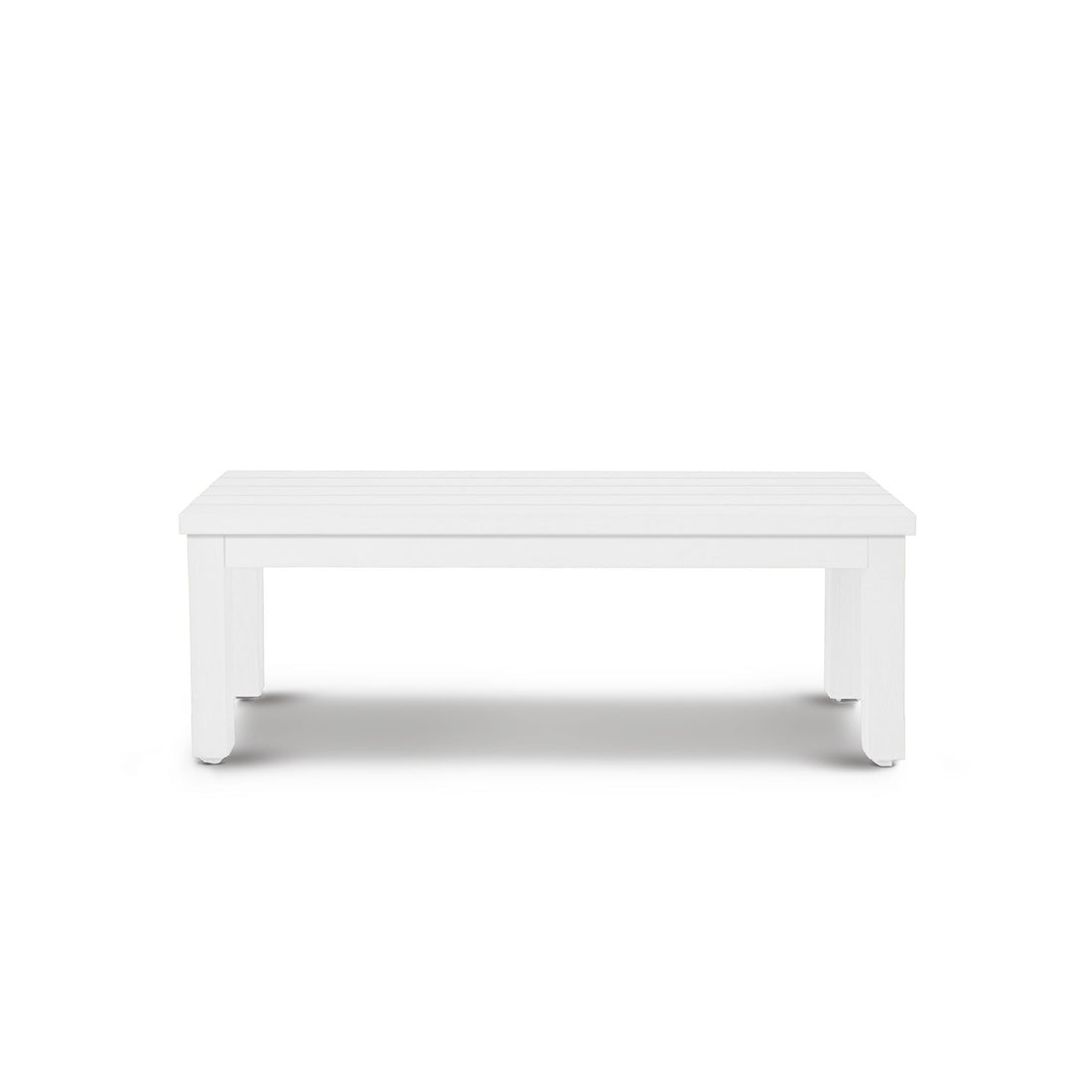 Le banc long extérieur en aluminium Vivere de Humble Nature, de couleur blanche, respire la simplicité avec son design rectangulaire et sa construction robuste. Le banc est présenté sur un fond blanc uni.