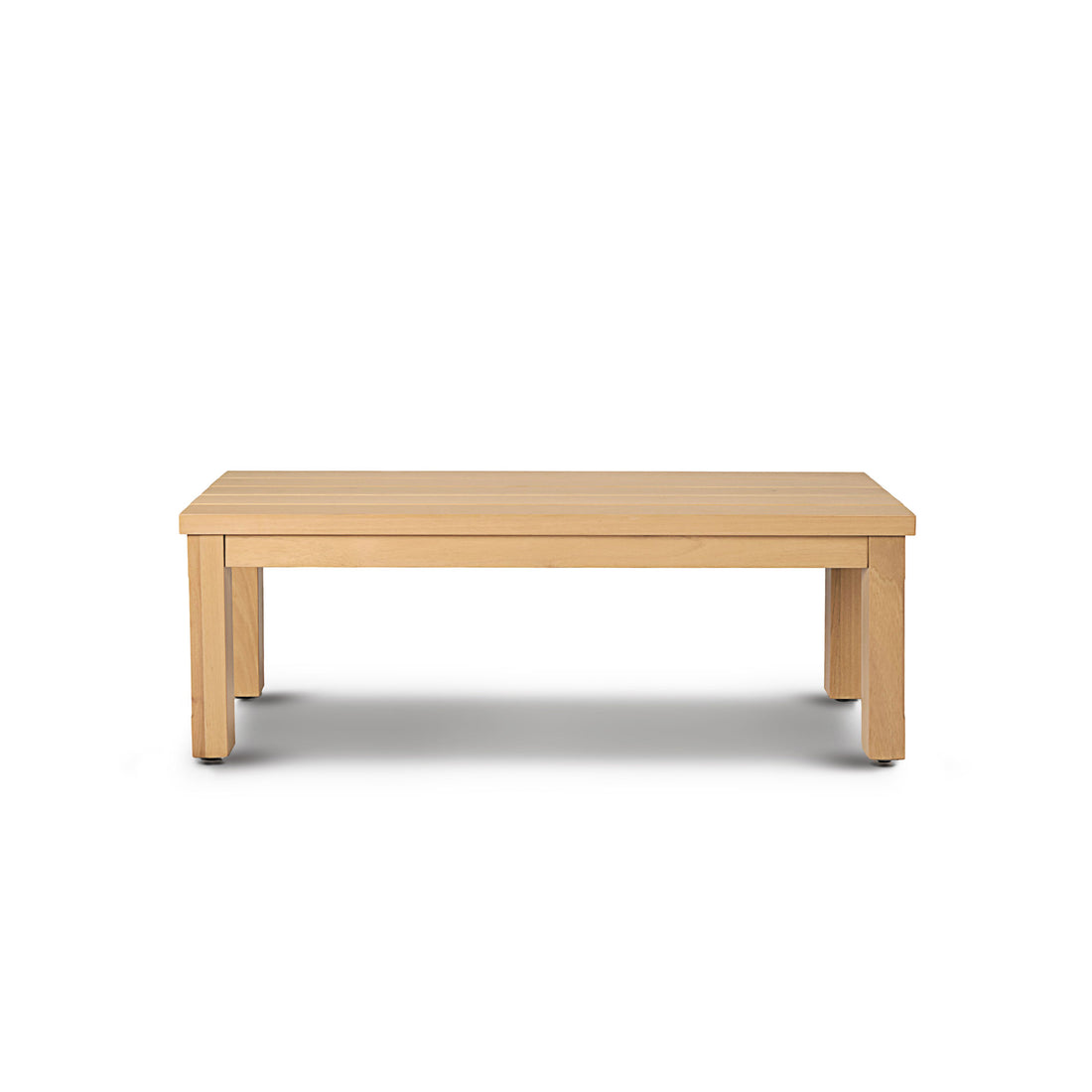 Le Banc long extérieur Vivere de Humble Nature est un banc en bois simple et écologique avec une finition en bois clair et lisse et des pieds robustes, sur un fond blanc uni.