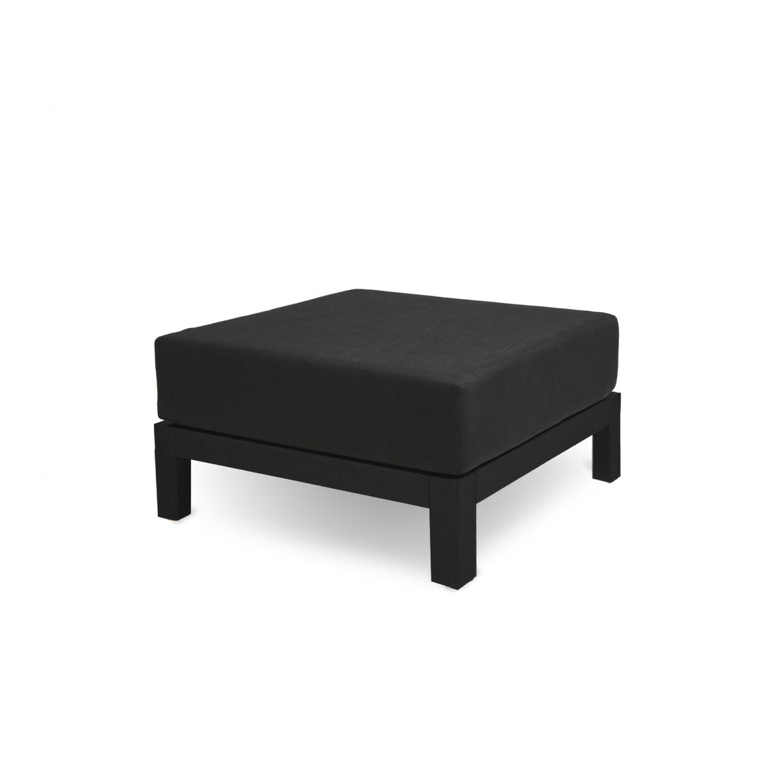 Le pouf extérieur en aluminium noir Vivere │ NOIR de Humble Nature est doté dun coussin noir sur un cadre noir élégant, mettant en valeur un design moderne et minimaliste. Ses lignes épurées et sa construction robuste le rendent parfait pour toute configuration de canapé modulaire, magnifiquement placé sur un fond blanc.