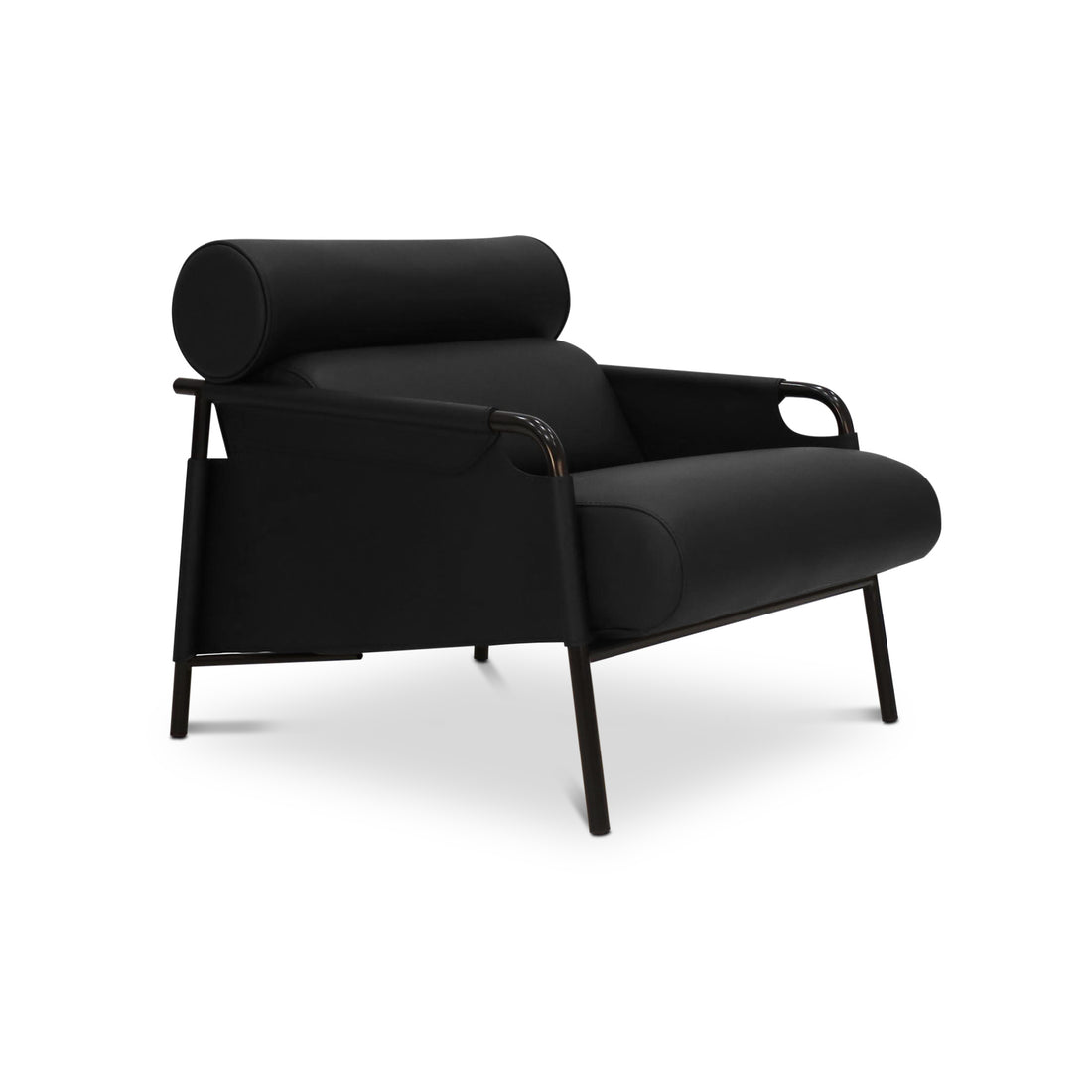 Le fauteuil Chaise en cuir Barrel | ONYX de Humble Nature est un fauteuil noir moderne au design minimaliste, doté dun appui-tête cylindrique, dun dossier légèrement incliné, de pieds fins en métal et daccoudoirs légèrement incurvés qui rehaussent son attrait contemporain sur un fond blanc.