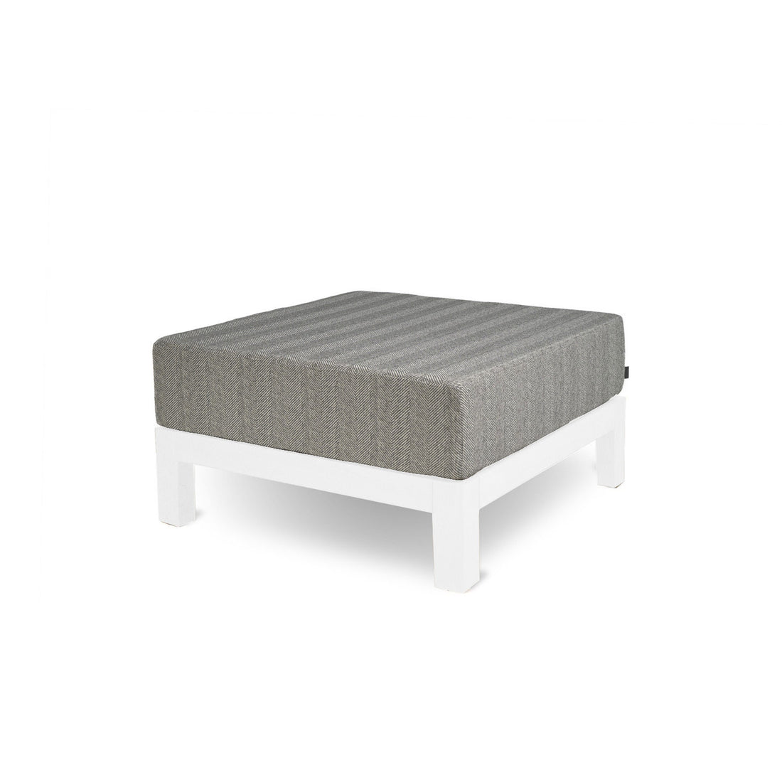 Le pouf extérieur en aluminium blanc Vivere │ GRAPHITE de Humble Nature est doté dun coussin en tissu gris minimaliste en forme de cube sur un cadre en bois rectangulaire élégant. Son design complète la collection Vivere et sintègre bien dans divers intérieurs sur un fond blanc uni.