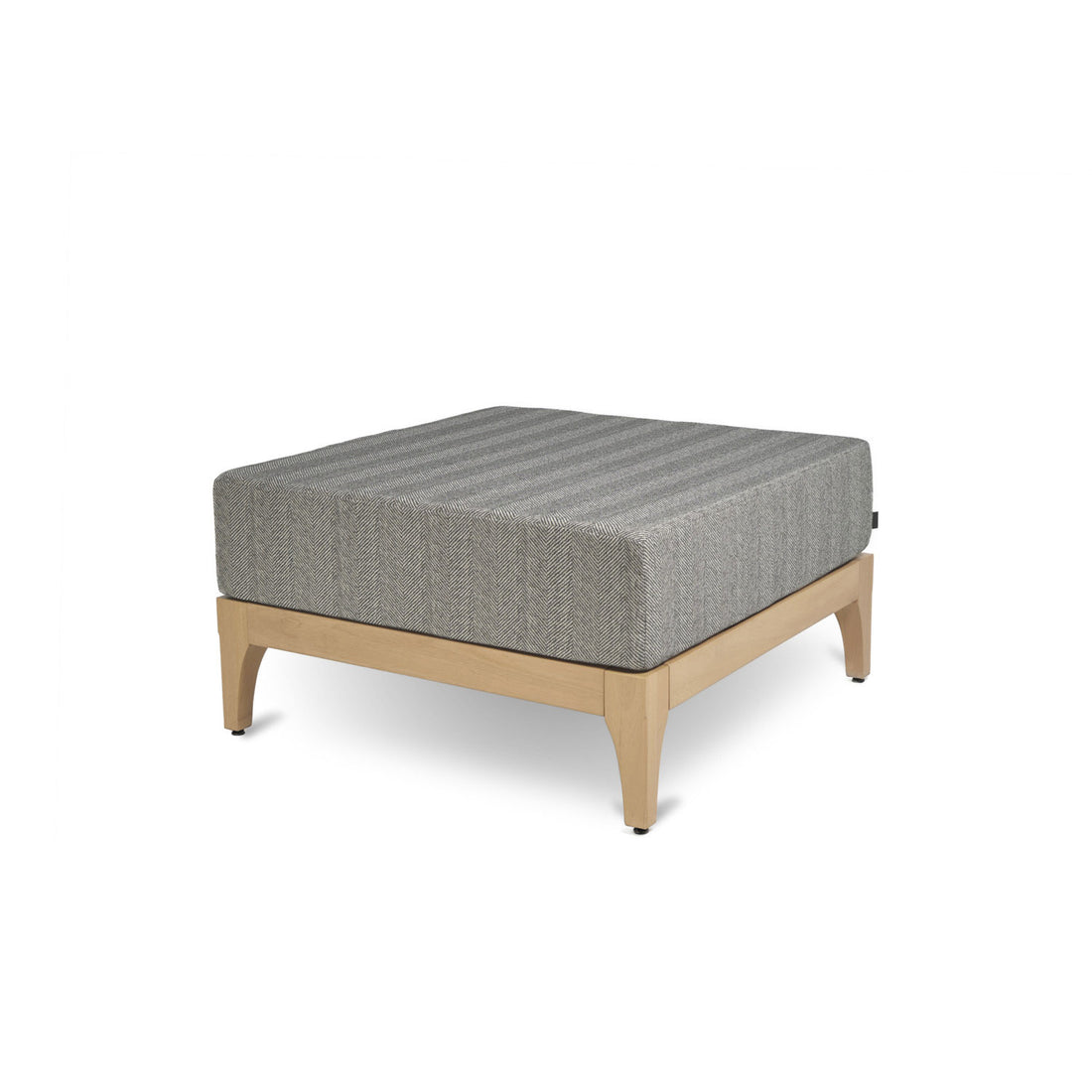 Le pouf extérieur en bois naturel Vivere GRAPHITE de Humble Nature est un pouf carré gris rembourré, fabriqué dans un tissu de haute qualité avec des rayures subtiles. Il repose sur un cadre en bois clair avec quatre pieds inclinés vers lextérieur sur un fond blanc uni.