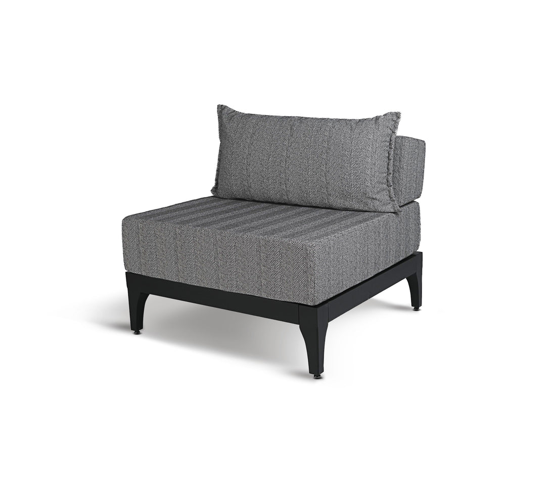 Présentation du Vivere GRAPHITE de Humble Nature - une chaise coussinée grise avec coussin de dossier amovible bénéficiant dune base foncée robuste et de pieds inclinés, fabriquée en tissus de haute qualité sur fond blanc.