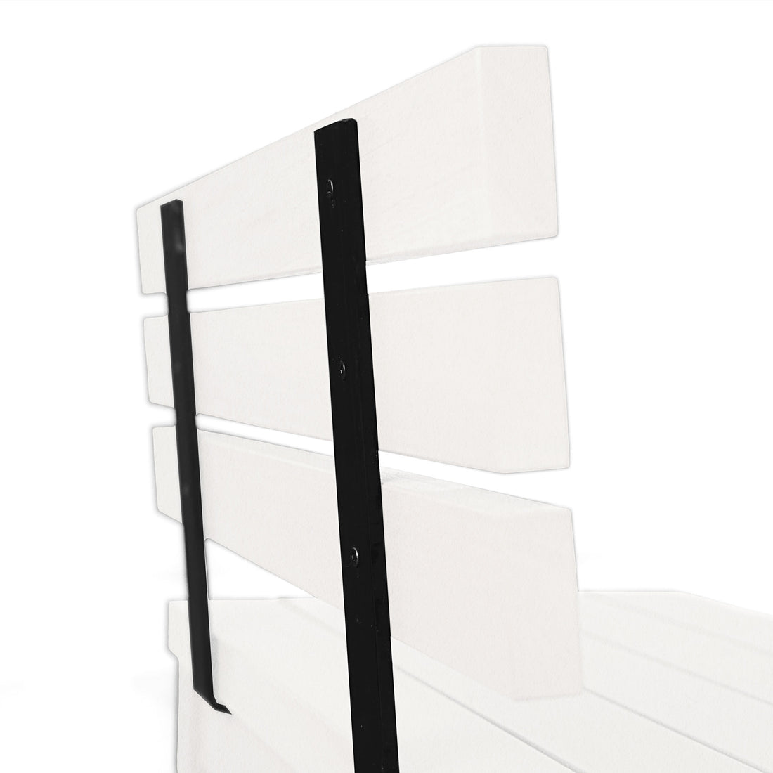 Le Banc long extérieur avec dossier en aluminium Vivere de Humble Nature, au design minimaliste, est composé de trois lattes horizontales blanches et de supports verticaux noirs, disposés élégamment sur un fond blanc uni. Ce design sophistiqué met en valeur le dossier partiellement visible de ce banc élégant.