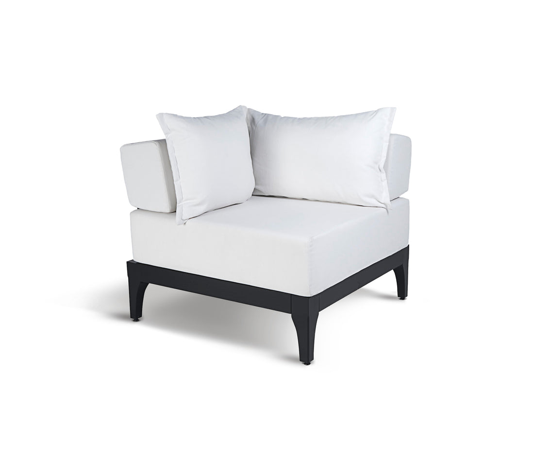 Présentation du canapé de coin extérieur en bois noir Vivere de Humble Nature, doté dun design blanc moderne avec des pieds noirs, deux grands coussins de dossier et un coussin latéral. Son style minimaliste contraste magnifiquement avec des pieds en bois foncé sur un fond blanc uni. Haute qualité.