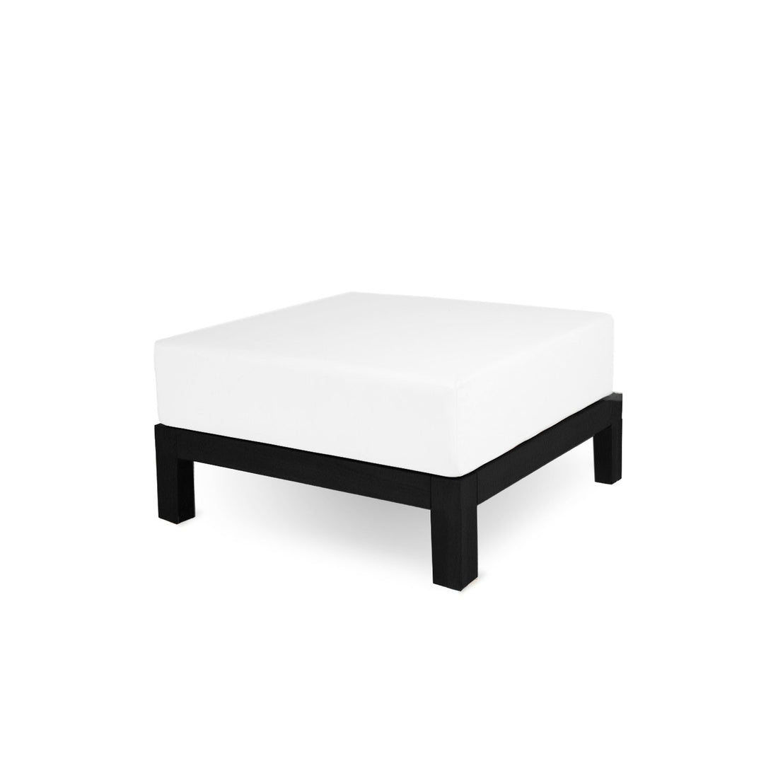 Le pouf extérieur en aluminium noir Vivere de Humble Nature présente un design moderne avec un dessus rembourré blanc et des pieds en bois noir élégants, sur fond blanc.