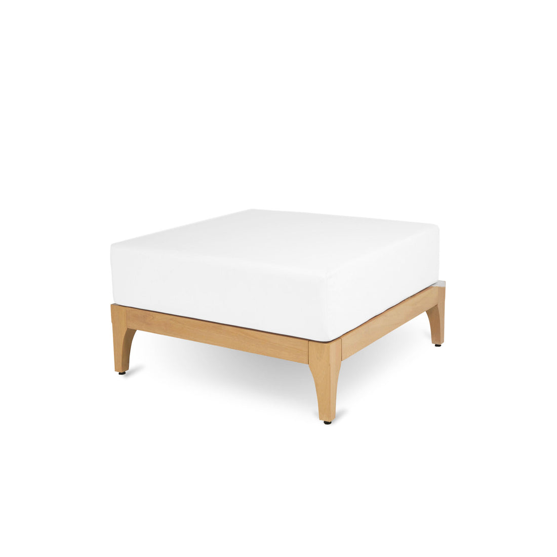 Le pouf extérieur en bois naturel Vivere │ BLANC de Humble Nature présente un design minimaliste en bois, un matelas hypoallergénique, des pieds robustes et une silhouette discrète. Le style épuré et moderne est rehaussé par le matelas placé au ras du cadre sur un fond blanc.