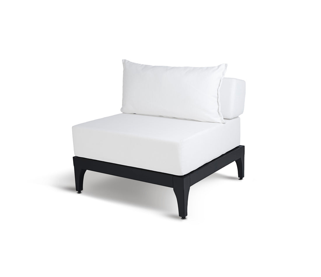 Le canapé extérieur en bois noir Vivere de Humble Nature est un fauteuil moderne blanc rembourré avec un cadre et des pieds en bois noir minimalistes. Fabriqué à partir de matériaux hypoallergéniques, il est doté dun coussin de dossier et dun accoudoir, idéal pour une utilisation intérieure ou extérieure.