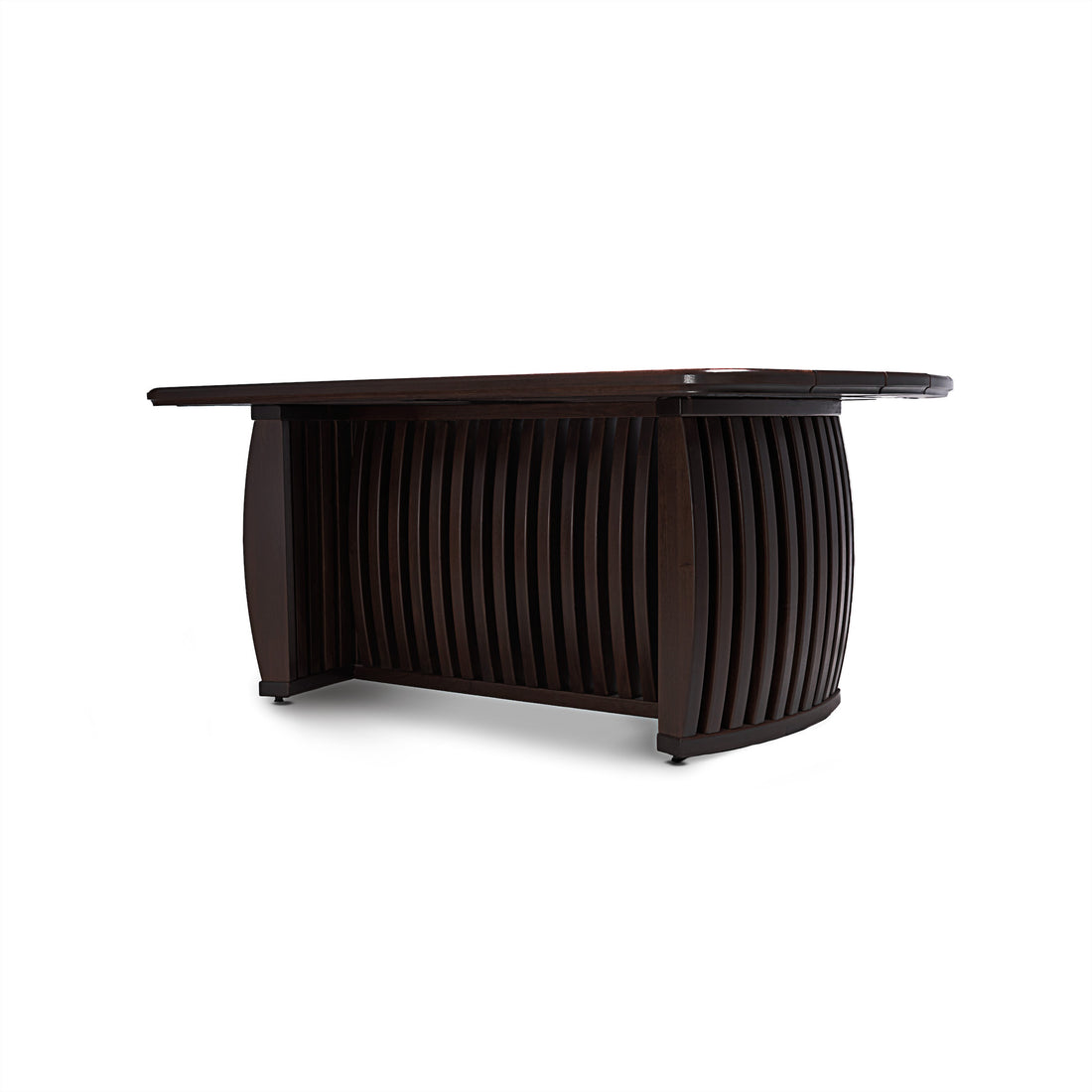 La table extérieure Curva 72 │ Onyx de Humble Nature allie un bar moderne et épuré à des lattes de bois foncé écoresponsables et à un plateau brillant. Sa façade incurvée et ses côtés rectangulaires robustes ajoutent une touche contemporaine à toute collection de tables, se détachant élégamment sur un fond blanc uni.