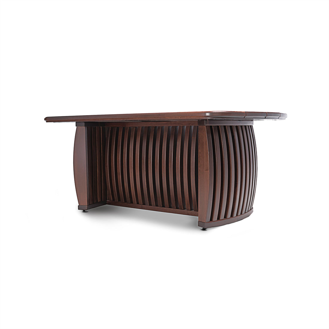 La table dextérieur Curva 72 de Humble Nature, fabriquée à partir de bois écologique de couleur Mocassino foncé, présente un design incurvé unique avec des lattes verticales. Cette pièce offre un dessus lisse et un style contemporain, idéal pour les collections de tables de haute qualité.