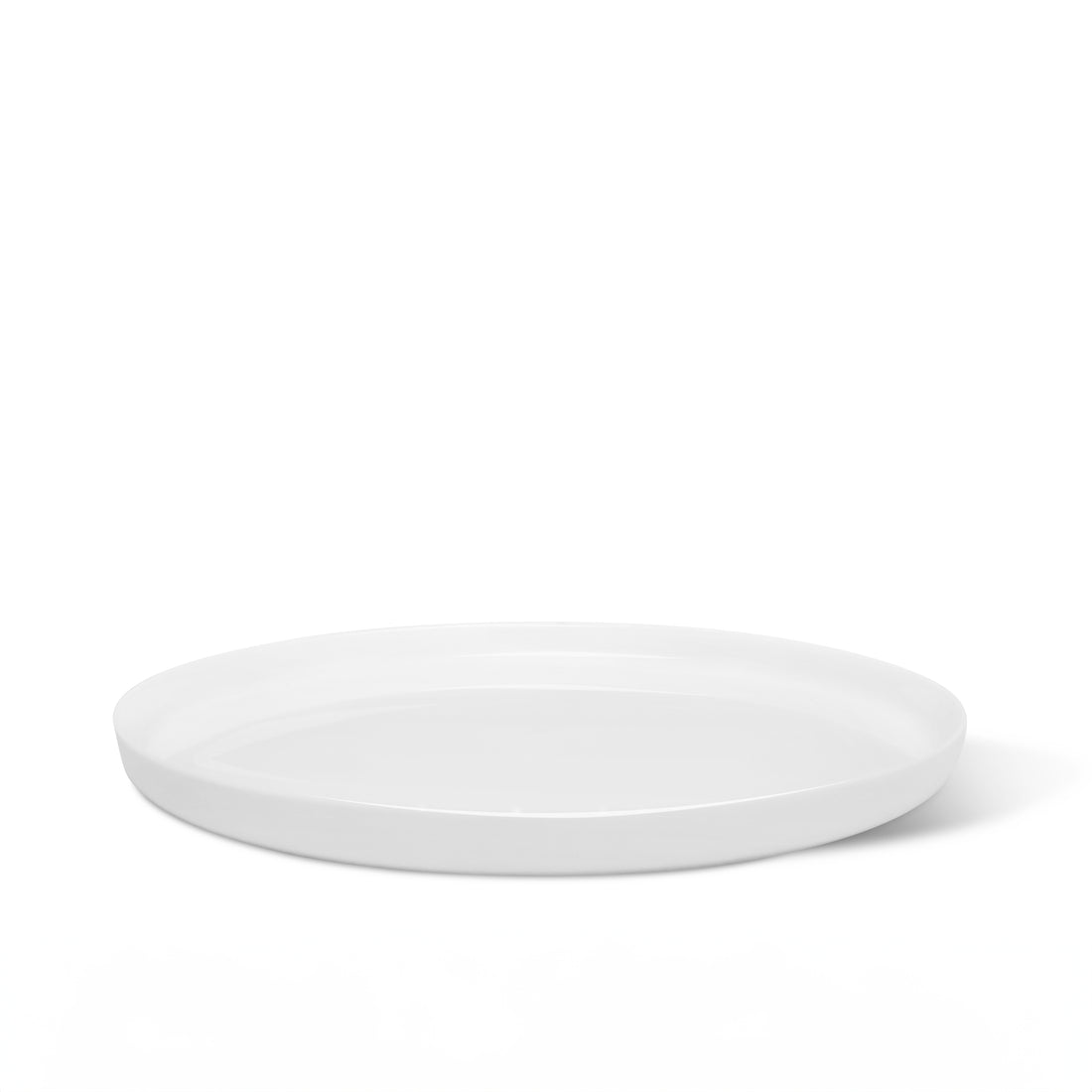 Une assiette ronde en céramique blanche et épurée de l&