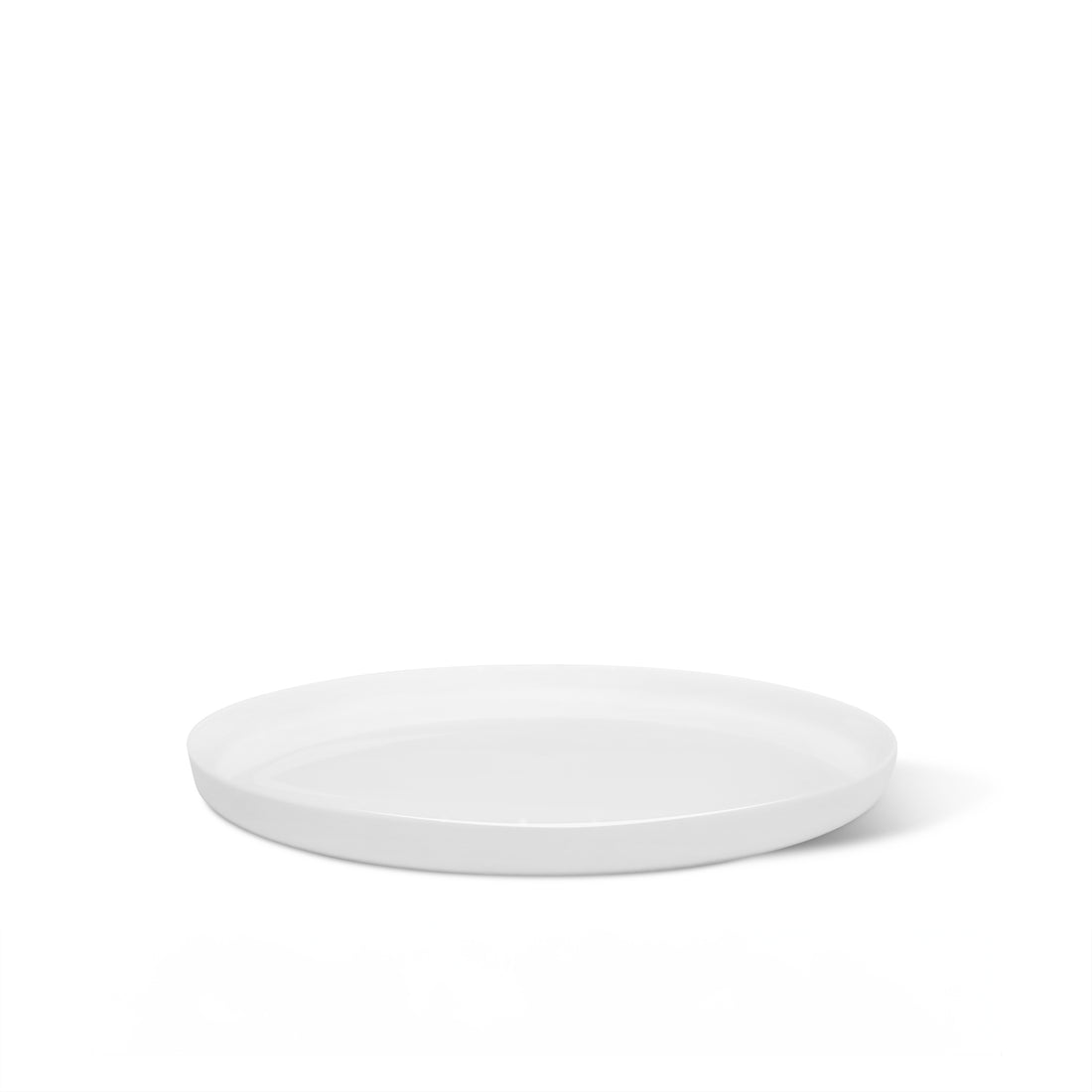 Une assiette ronde en céramique blanche et épurée de l&