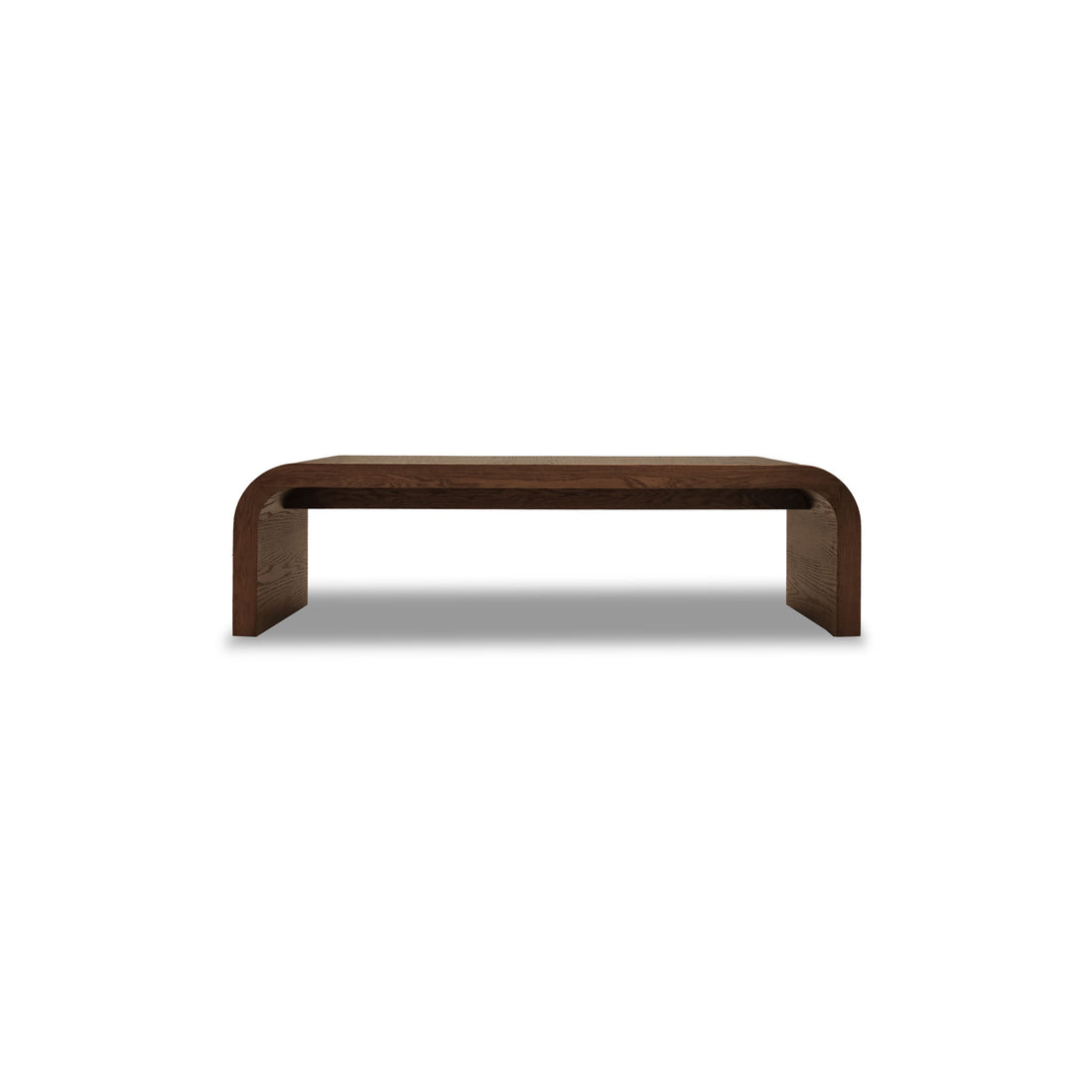 Le Banc 64 en bois Essence │ PECAN de Humble Nature, au design minimaliste et à la finition marron foncé, se détache élégamment sur un fond blanc uni. Il présente des bords arrondis et des côtés légèrement incurvés, incarnant la beauté intemporelle du bois massif.