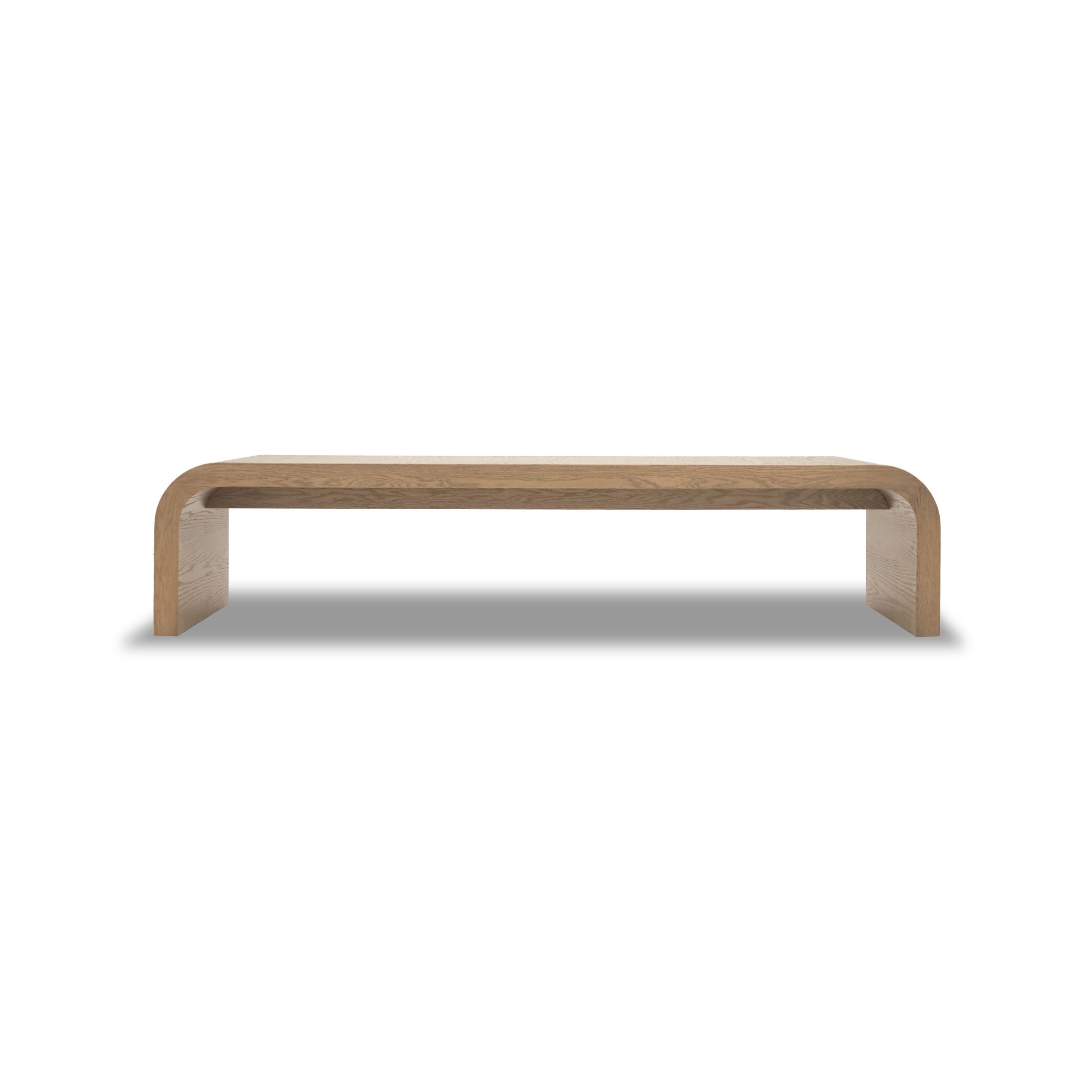 Le Banc 80 en bois Essence de Humble Nature est un banc minimaliste en bois massif de chêne rouge. Il présente des bords arrondis et une finition lisse, mettant en valeur son esthétique épurée avec un plateau rectangulaire simple et des pieds courbés qui se fondent parfaitement sur un fond blanc uni.