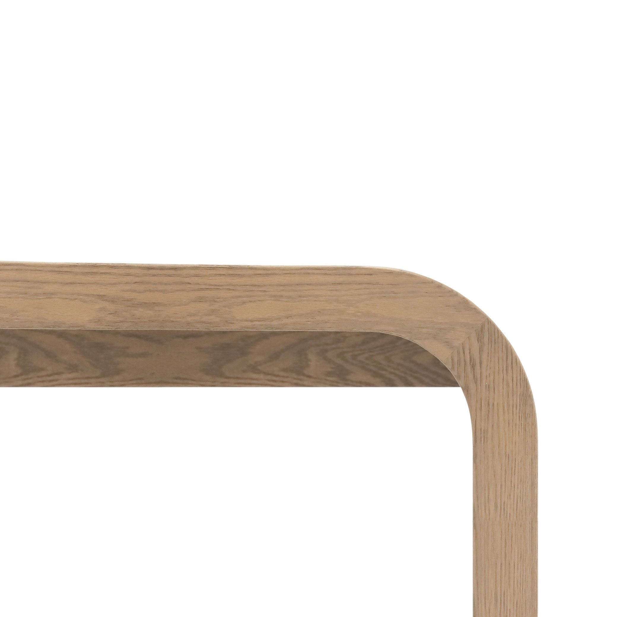 Gros plan dun Banc 80 en bois Essence | AUTHENTIK de Humble Nature, fabriqué en chêne rouge massif avec un bord lisse et courbé. Le motif de grain de bois visible offre une esthétique minimaliste sur le fond blanc uni.