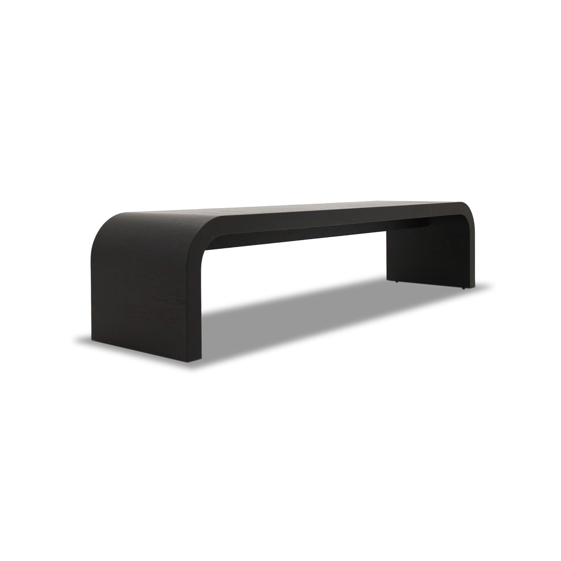 Le Banc 80 en bois Essence | ONYX de Humble Nature arbore un design noir élégant et moderne avec des bords incurvés fabriqués en chêne rouge massif, incarnant parfaitement la sophistication minimaliste sur un fond neutre.