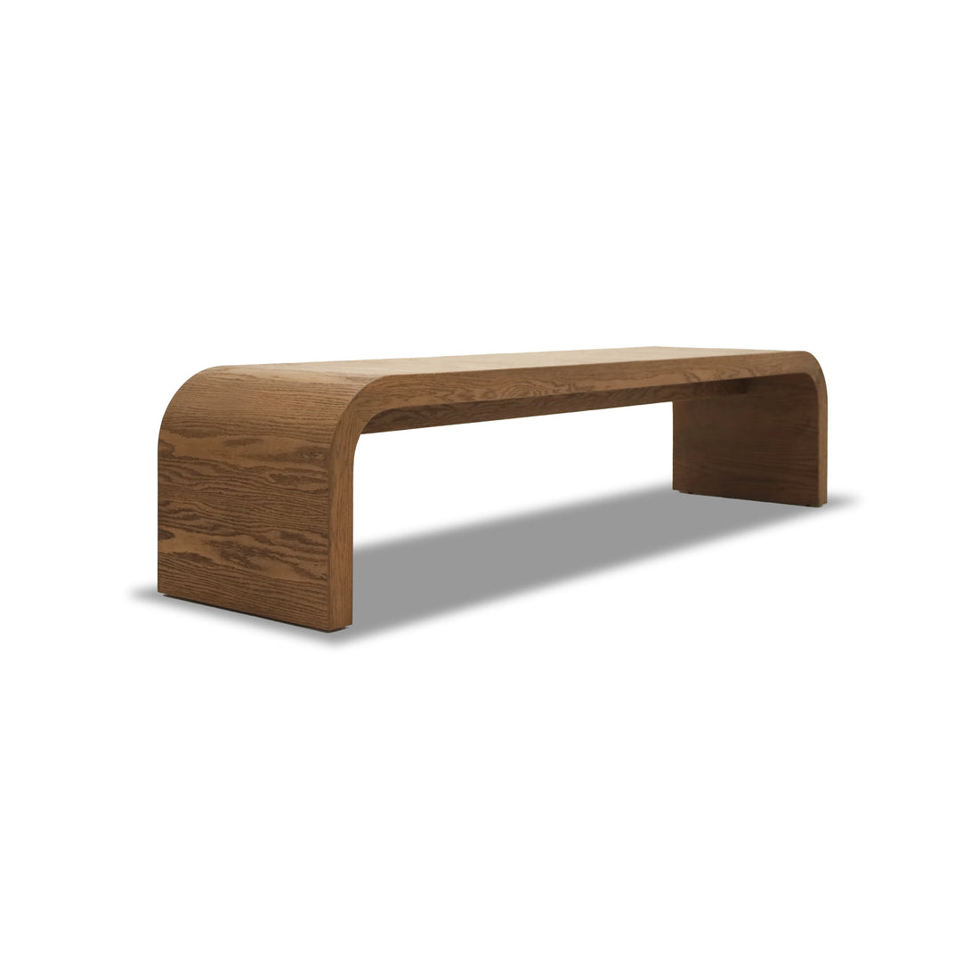 Le Banc 80 en bois Essence de Humble Nature, minimaliste, arbore un design lisse et courbé en chêne rouge massif. Posé sur un fond blanc, il met en valeur une esthétique simple et élégante.