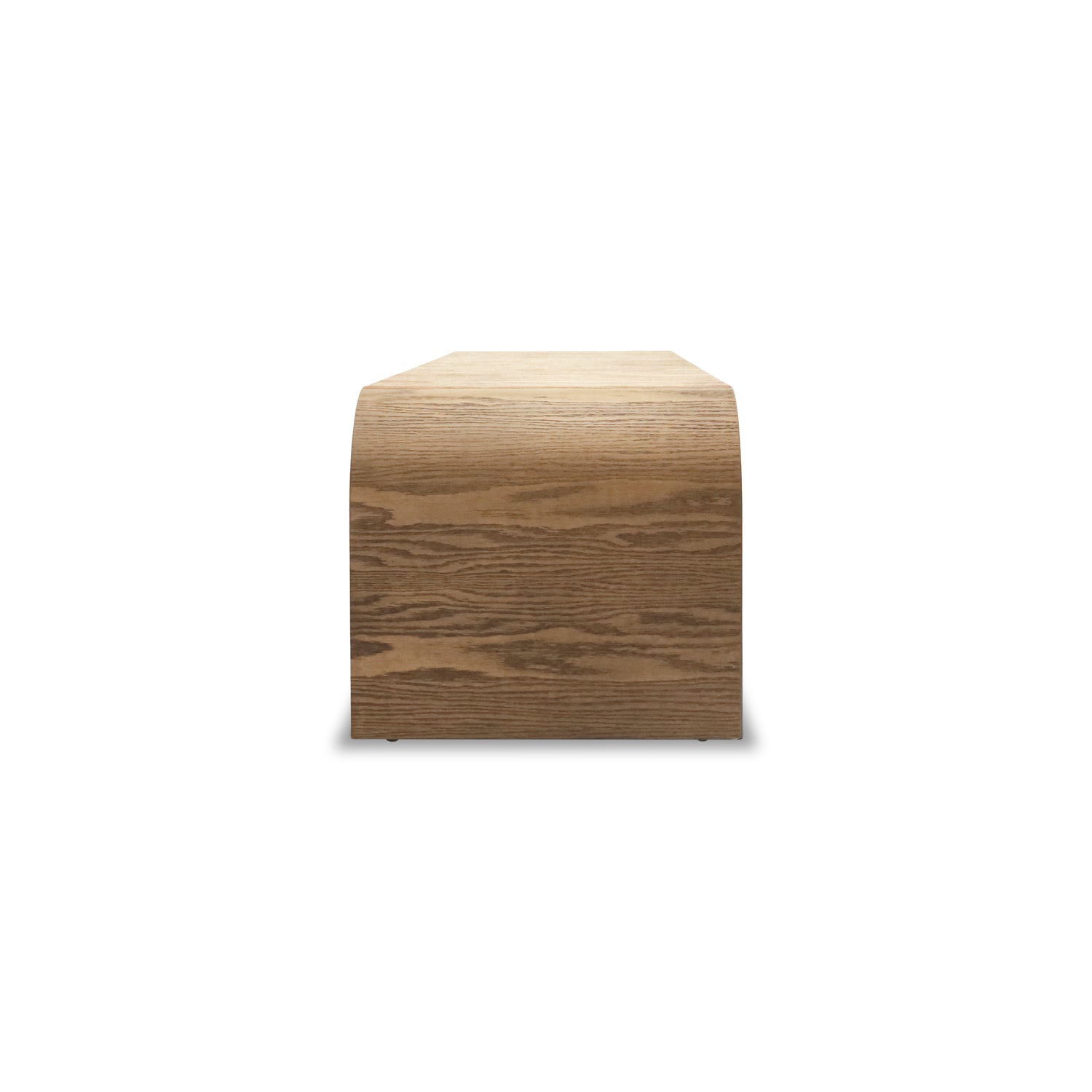 Le Banc 80 en bois Essence │ SADDLE de Humble Nature présente des bords lisses et incurvés et un motif de grain de bois visible en chêne rouge massif, présenté sur un fond blanc uni pour une esthétique épurée.