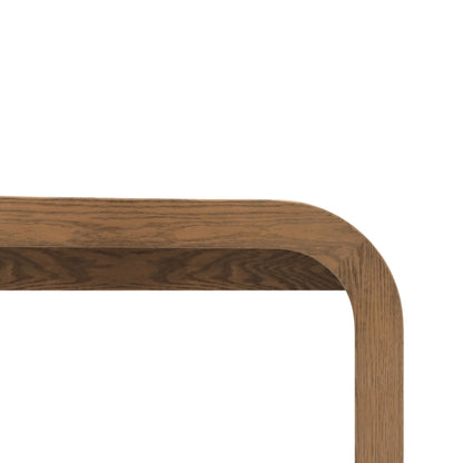 Gros plan de la partie dangle de la table Banc 80 en bois Essence │ SADDLE de Humble Nature, avec sa finition marron clair et son esthétique épurée. Le bord lisse et arrondi met en valeur le grain visible du bois massif de chêne rouge sur un fond blanc uni.