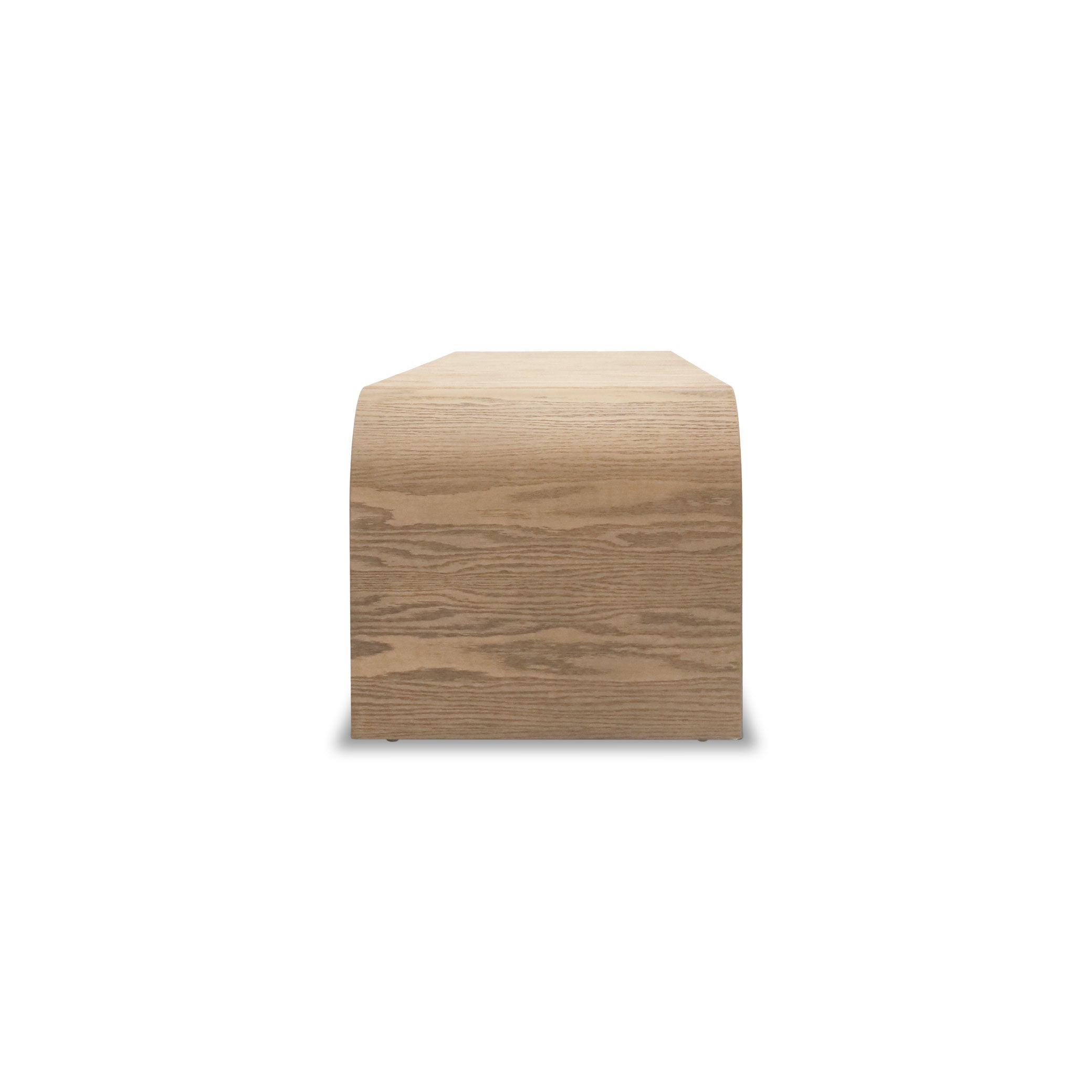 Le Banc 64 en bois Essence │ AUTHENTIK de Humble Nature est une pièce rectangulaire en bois de chêne rouge au fini lisse et naturel. Son motif de grain visible complète le design minimaliste et moderne, créant un look exquis en bois massif qui semble légèrement surélevé.