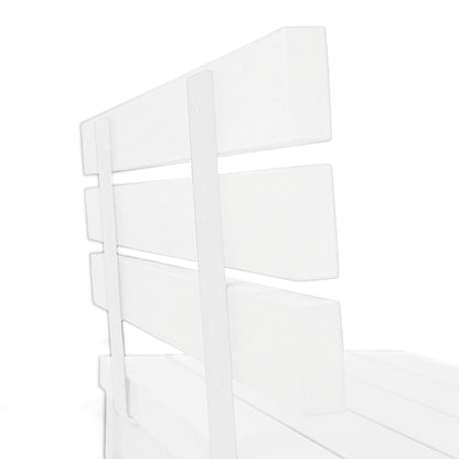 Une image minimaliste du Banc extérieur avec dossier en aluminium Vivere de Humble Nature, en blanc. Le banc repose sur un fond blanc pur, créant une ambiance abstraite et éthérée proche des modèles simples de bancs et chaises.