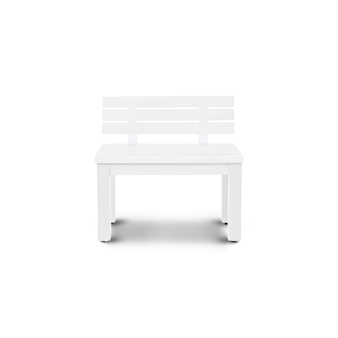 Le banc extérieur avec dossier en aluminium Vivere* Humble Nature en blanc combine un dossier et une assise à lattes, offrant un design minimaliste avec un mobilier traité en aluminium et un support robuste à quatre pieds sur un fond uni.