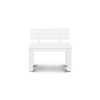 Le banc extérieur avec dossier en aluminium Vivere* Humble Nature en blanc combine un dossier et une assise à lattes, offrant un design minimaliste avec un mobilier traité en aluminium et un support robuste à quatre pieds sur un fond uni.