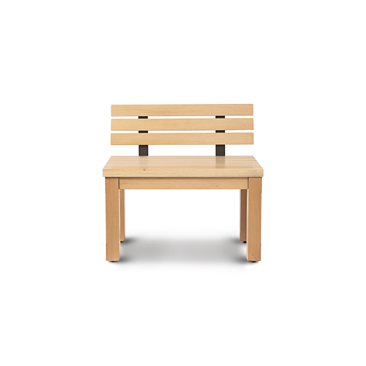 Banc extérieur en bois clair avec dossier Vivere de Humble Nature, doté dun dossier à lattes et de pieds droits, fabriqué en bois écoresponsable, sur fond blanc uni.