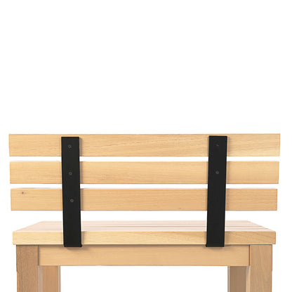 Le Banc extérieur avec dossier Vivere de Humble Nature, doté dun dossier en bois à lattes et de supports en métal noir, est élégamment présenté sur un fond blanc uni.