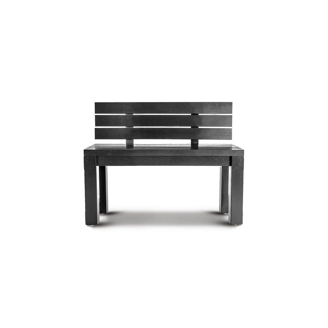 Le Banc extérieur avec dossier Vivere de Humble Nature est un banc noir minimaliste avec un dossier et une assise à lattes sur fond blanc. Fabriqués en bois écoresponsable, ses pieds robustes sintègrent sans effort dans nimporte quel espace, établissant de nouvelles normes pour les bancs et chaises.