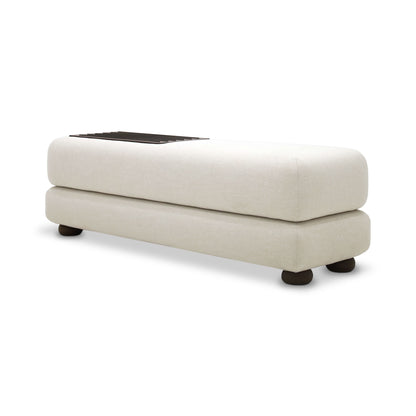 Le banc de lit Suite de Humble Nature est un banc minimaliste, rembourré de couleur beige clair avec un tissu somptueux, doté d&