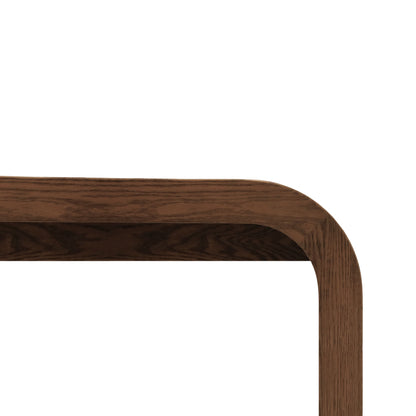 Gros plan dun Banc 80 en bois Essence | PECAN bord de table par Humble Nature, conçu avec des motifs de grain visibles et une finition lisse et polie. Le bois foncé et riche met en valeur un savoir-faire raffiné avec des coins arrondis.