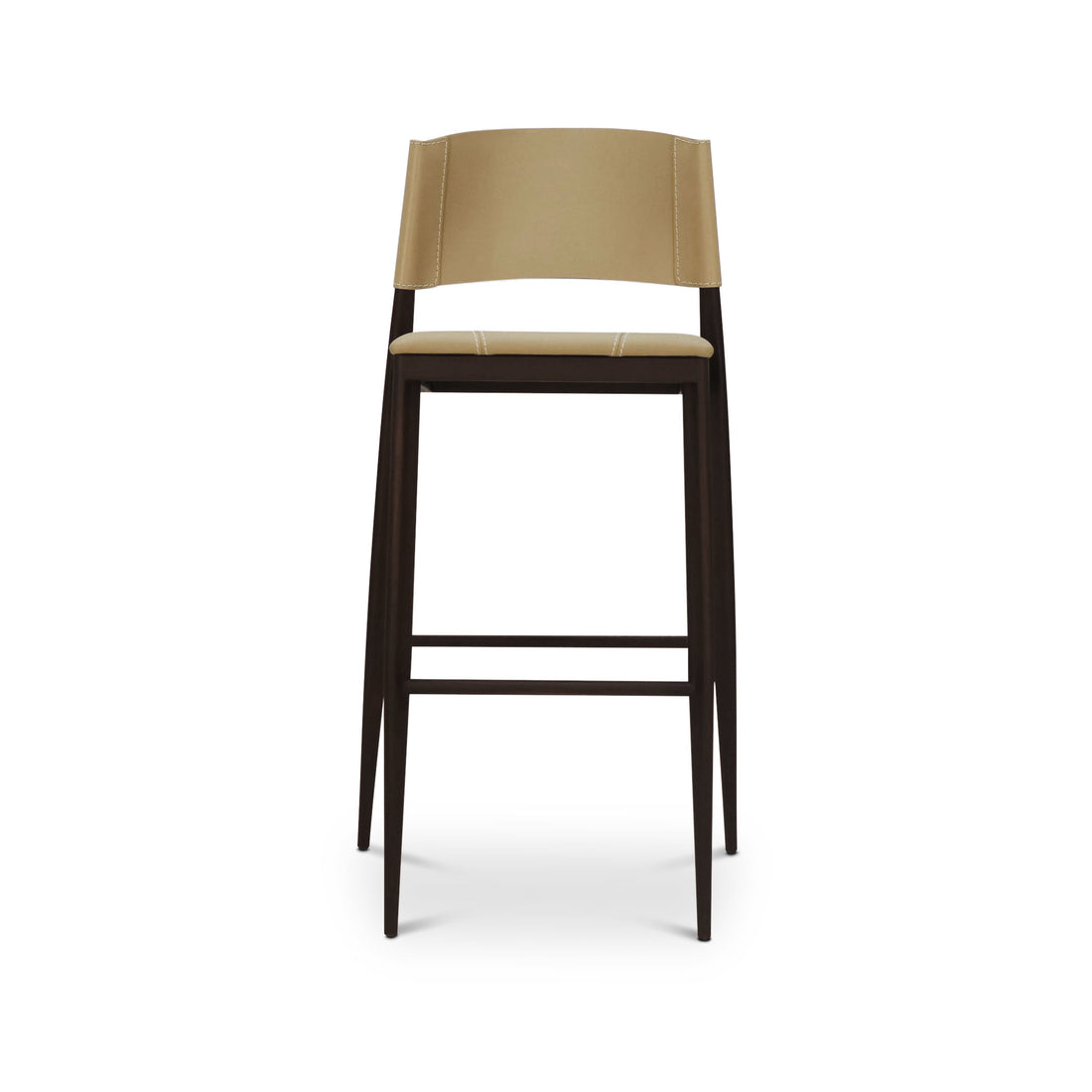 Le TABOURET DE SALLE À DÎNER EN CUIR SUITE | NATUREL-PECAN de Humble Nature est doté dune assise et dun dossier marron clair avec des pieds élégants en bois marron foncé. Son design minimaliste comprend un repose-pieds, ce qui en fait un choix idéal pour une expérience culinaire exquise.