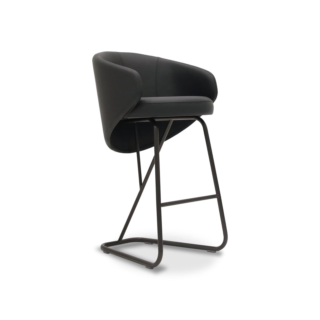 Le Tabouret en cuir Essence | Onyx de Humble Nature est un tabouret de bar noir moderne avec un dossier incurvé, un siège rembourré et des pieds en métal en porte-à-faux élégants, alliant élégance minimaliste et confort opulent, parfait pour tout bar ou espace de cuisine élégant.
