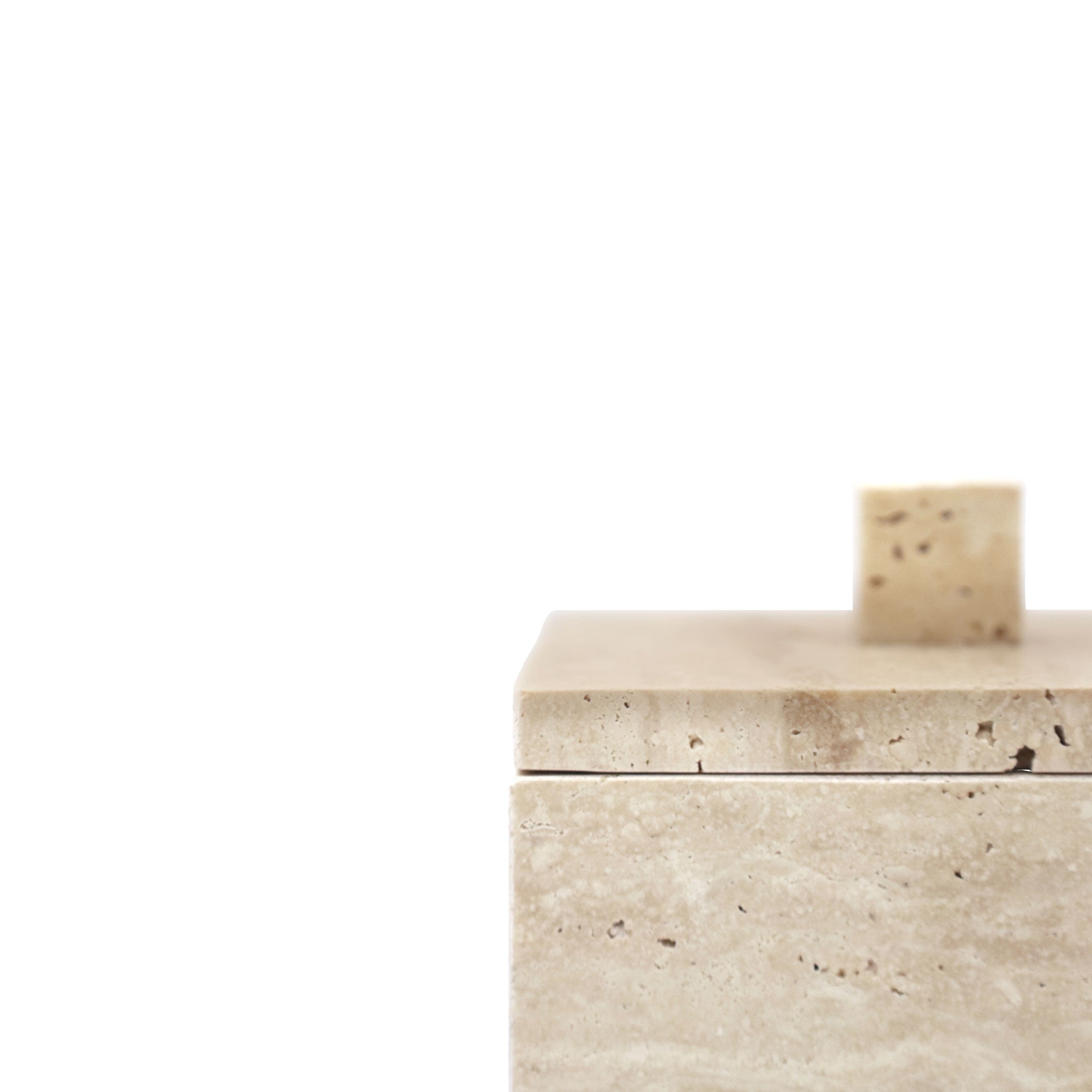 La Boîte │ TRAVERTIN de Humble Nature est une pièce en pierre de travertin de forme cubique réalisée en pierre naturelle, présentant des motifs en travertin beige et marron lisses. Un petit cube orne le coin supérieur, sur fond blanc uni, un accessoire élégant pour votre salle de bain.