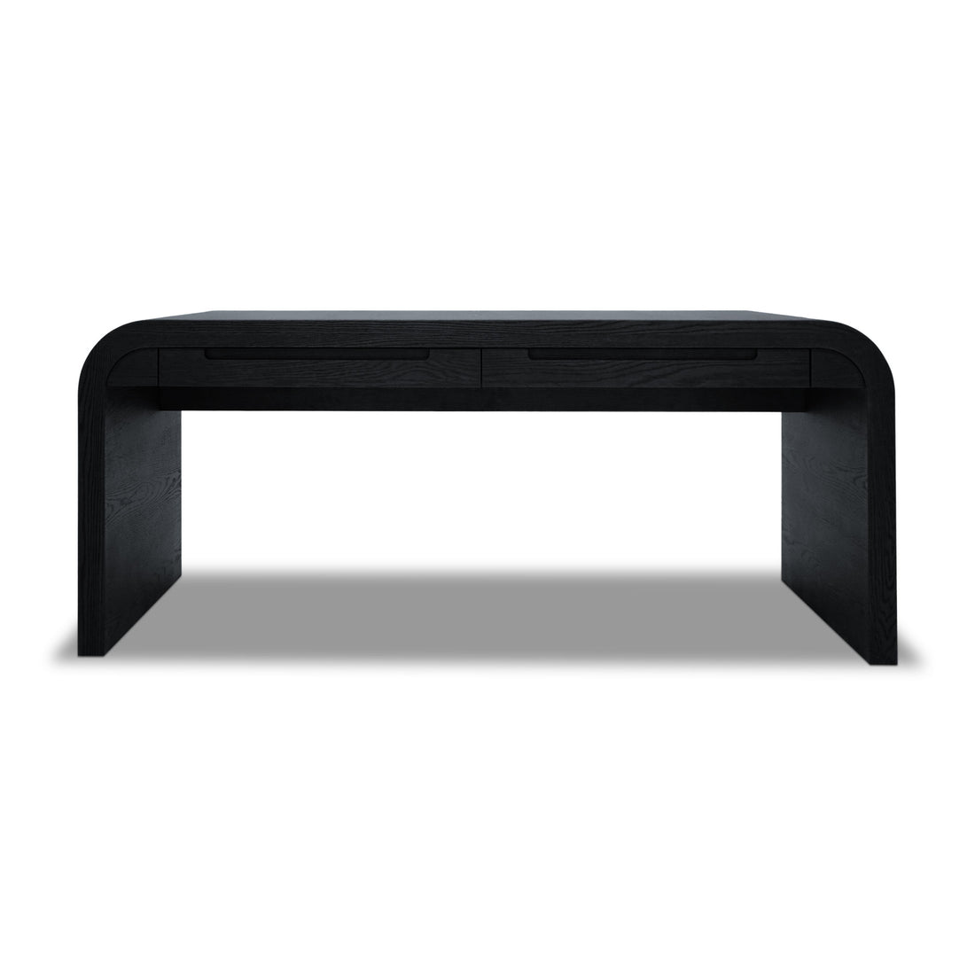 Le bureau Essence en ONYX de Humble Nature présente un design moderne et élégant en bois noir, réalisé en chêne rouge massif, avec des bords incurvés et deux tiroirs apparents. Il est doté d&