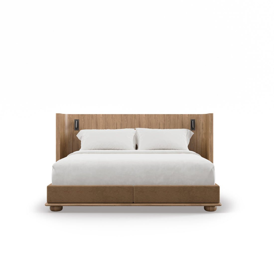 Le Lit Essence | Authentik de Humble Nature Design comprend une tête de lit en bois massif de chêne rouge, une literie blanche avec deux oreillers, un cadre rembourré marron clair et des appliques murales intégrées pour une esthétique raffinée.