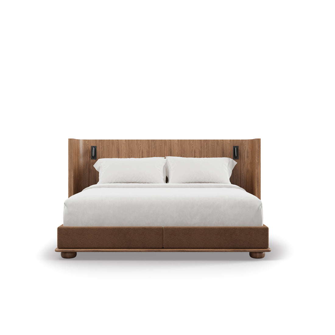 The Lit Essence | Saddle de Humble Nature Design présente une tête de lit en bois massif de chêne rouge, deux lampes de lecture, une literie blanche et une base marron, le tout photographié sur un fond blanc uni.