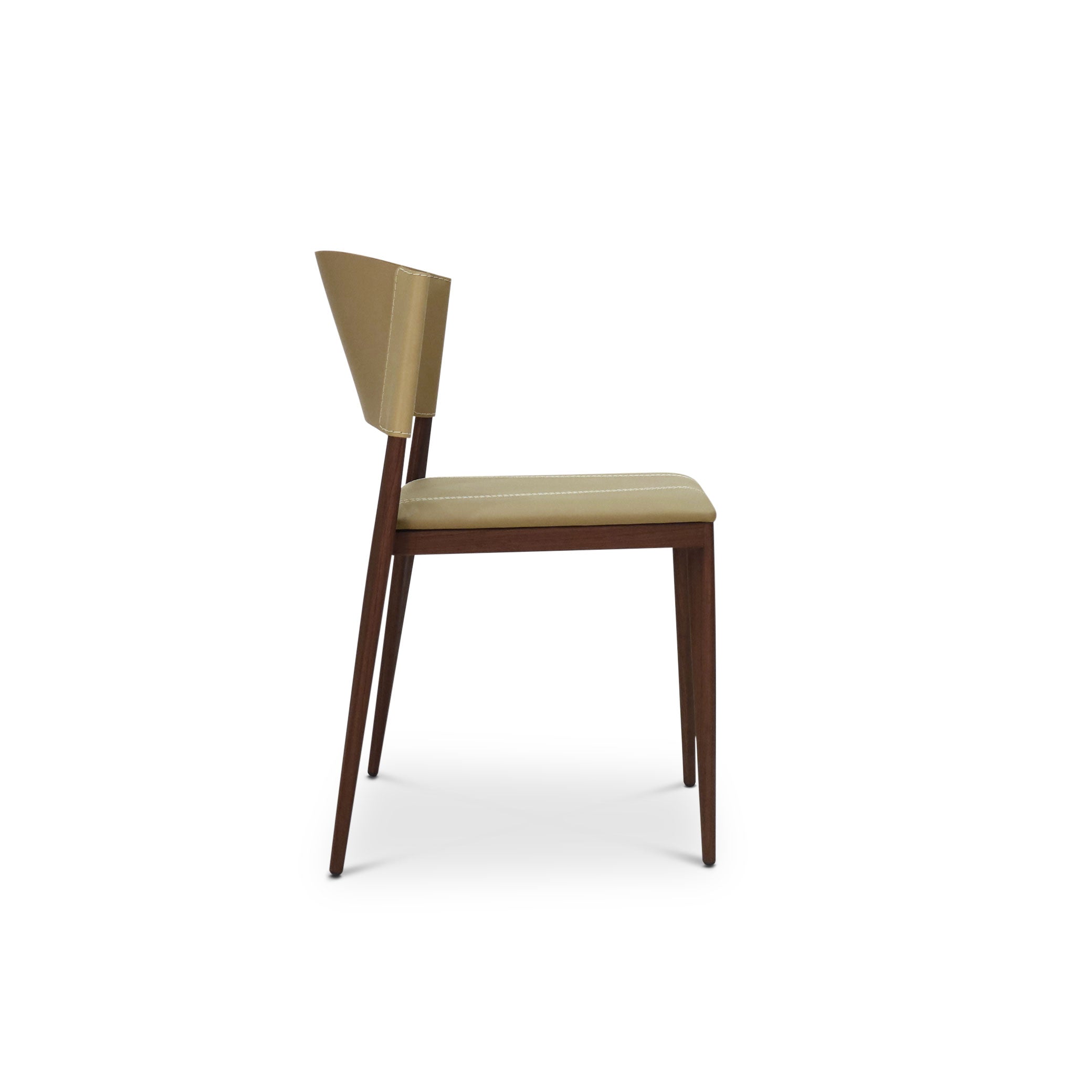 Vue latérale de la Chaise de salle à dîner en cuir Suite | NATUREL de Humble Nature, présentant une structure en bois marron avec un siège et un dossier rembourrés beige clair. Cette chaise présente des lignes épurées et angulaires et un design minimaliste.