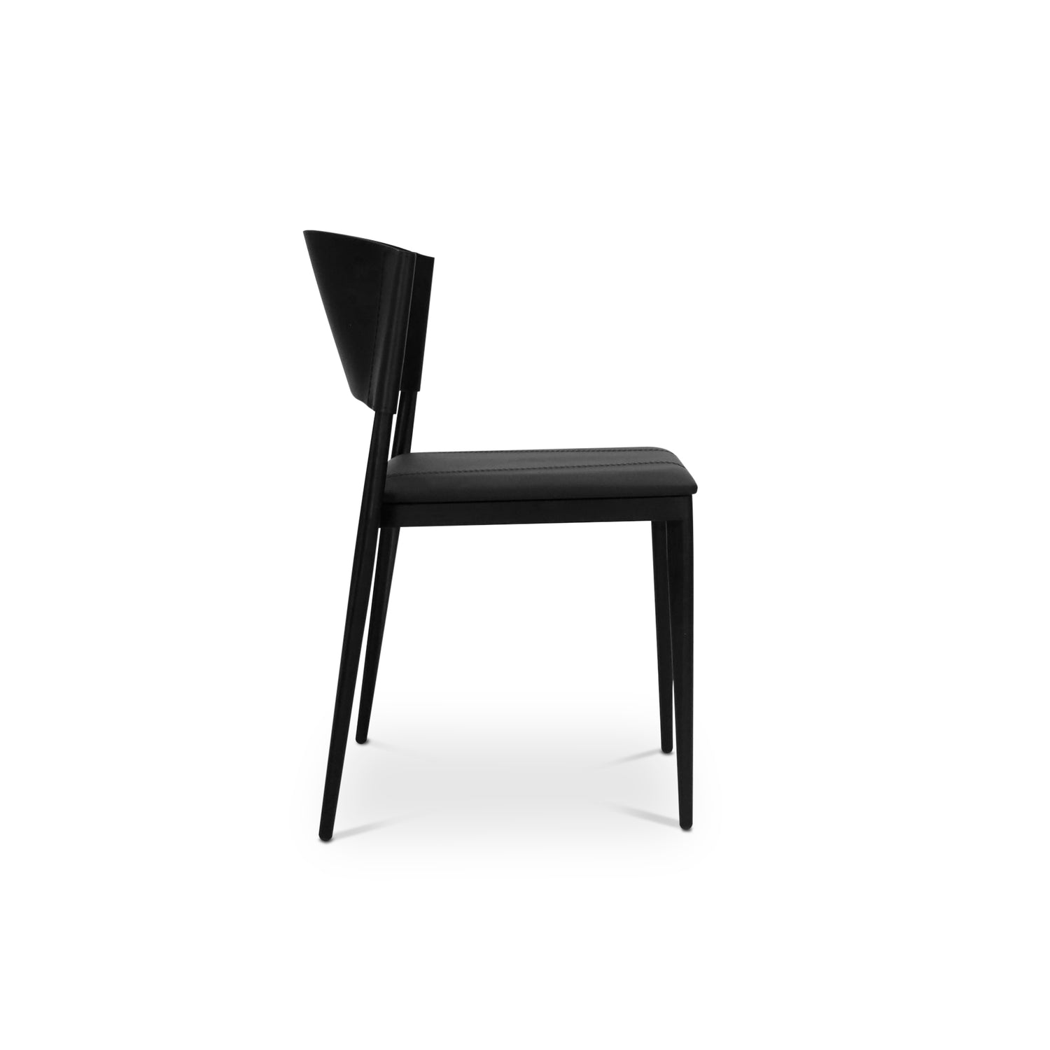 La Chaise de salle à dîner en cuir Suite | ONYX de Humble Nature est une chaise noire moderne au design minimaliste, dotée dun dossier légèrement incurvé et de quatre pieds fins. Fabriquée en matériau imitation cuir foncé, elle repose sur une surface blanche unie, mettant en valeur son profil élégant.